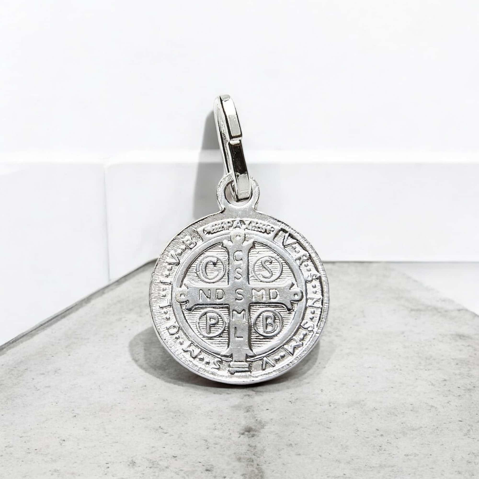 arana's - Medalla San Benito en Plata de ley 925 - Tamaño pequeño de 10mm diametro especial para colgante o pulsera hombre mujer y niños - Cruz San Benito amuleto de la suerte religioso