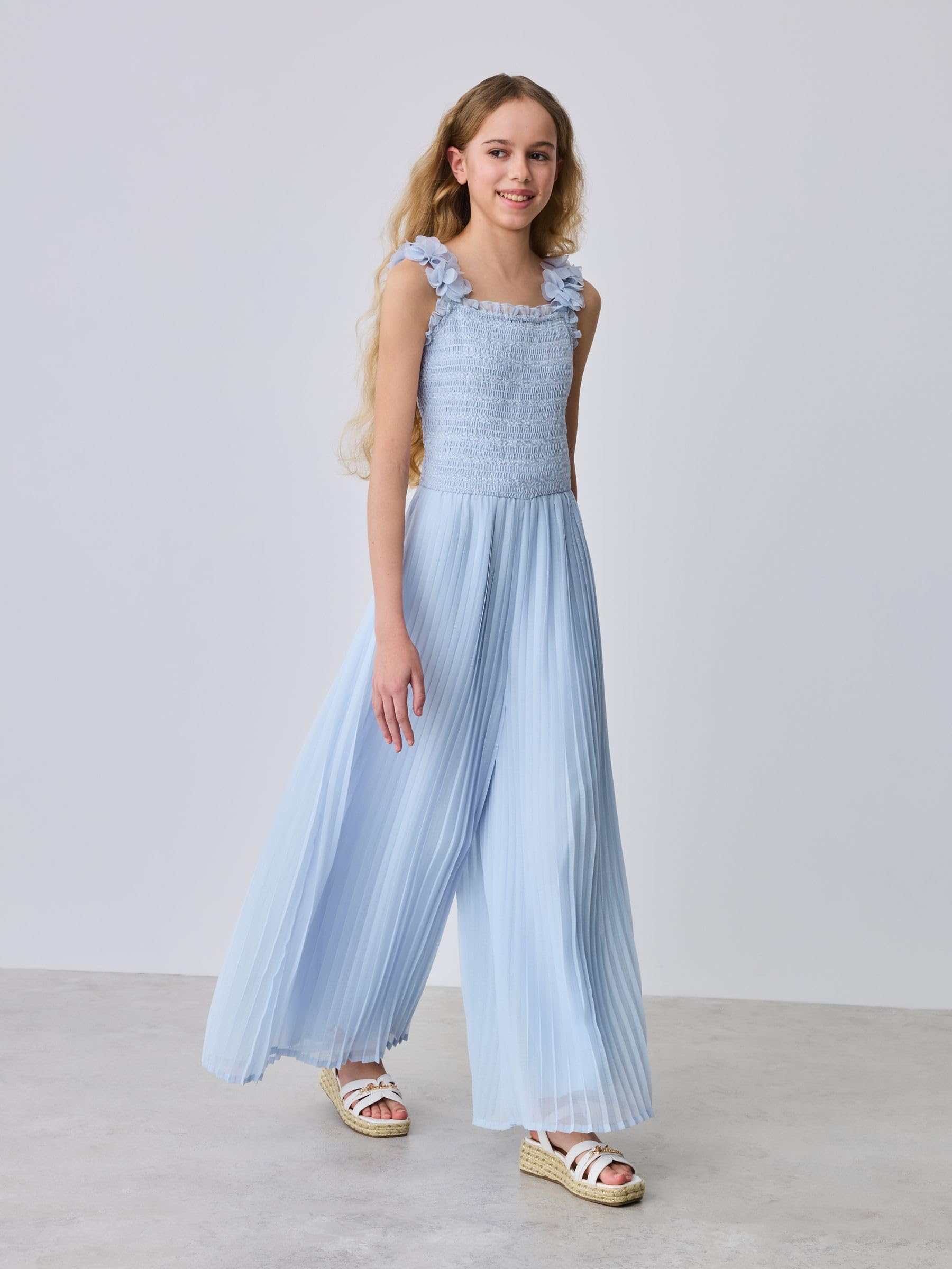 Mädchen Träger-Jumpsuit mit plastischen Blumen, Falten und weitem Bein