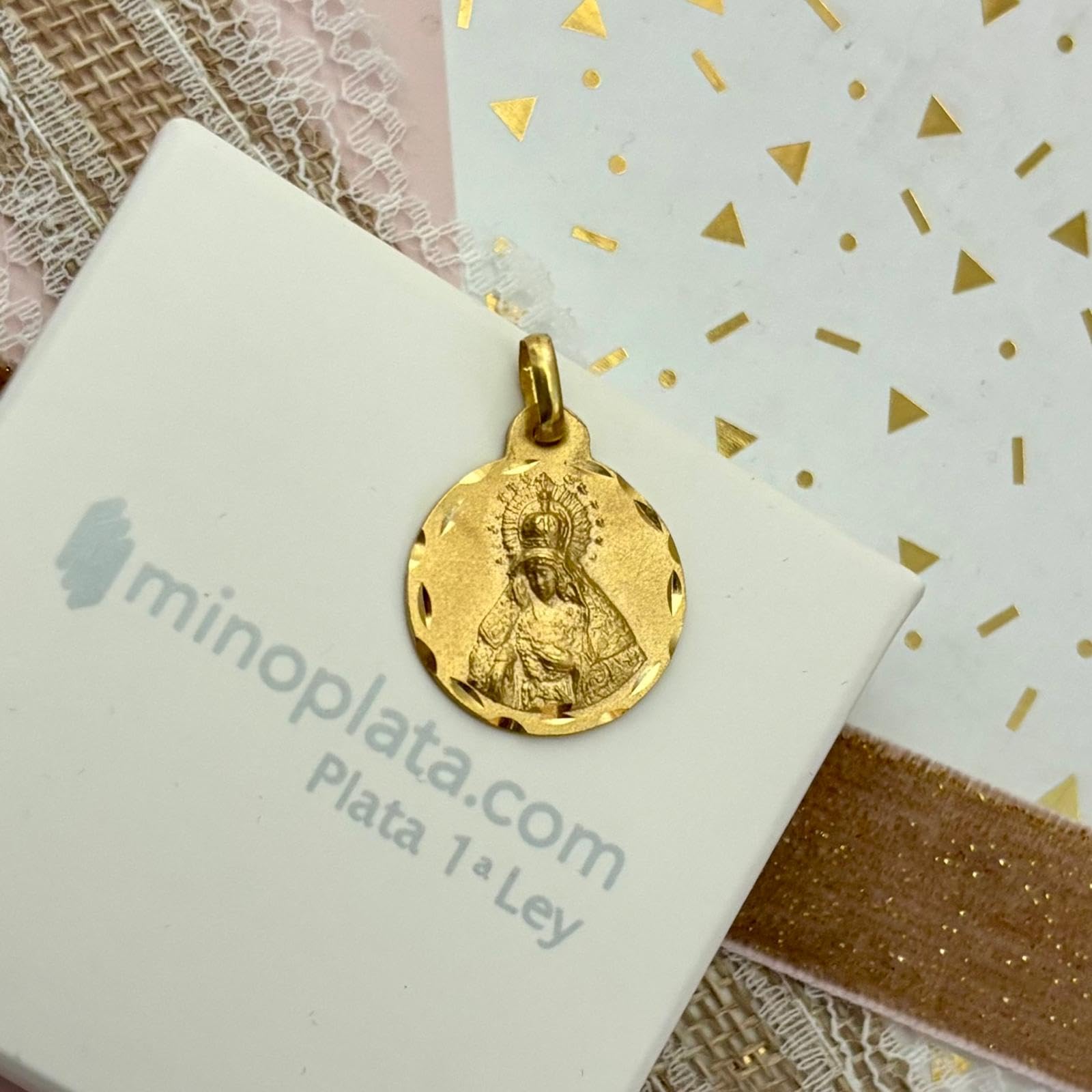 Medalla Virgen Macarena, Plata de Ley 925 Chapada en Oro, 19mm, Diseño Religioso Circular con Relieve, Presentación en Caja de Regalo