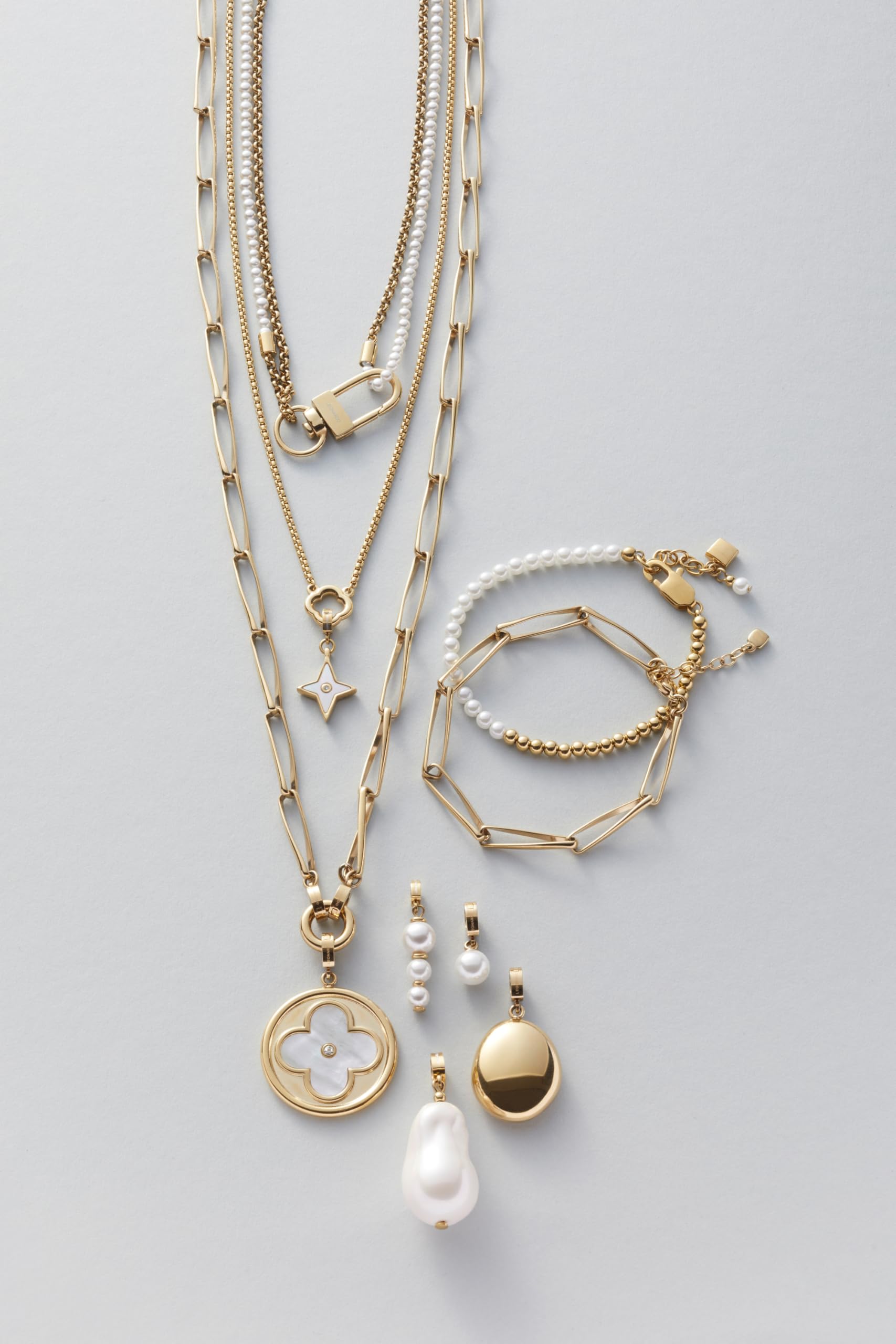 JEWELS BY LEONARDO Halskette Lucinda, mittellange Kette aus goldfarbenem Edelstahl, weiße Imitationsperlen und auffälliger Verschluss, 48 cm doppelt, 96 cm einfach Länge, Schmuck Geschenk, 024329