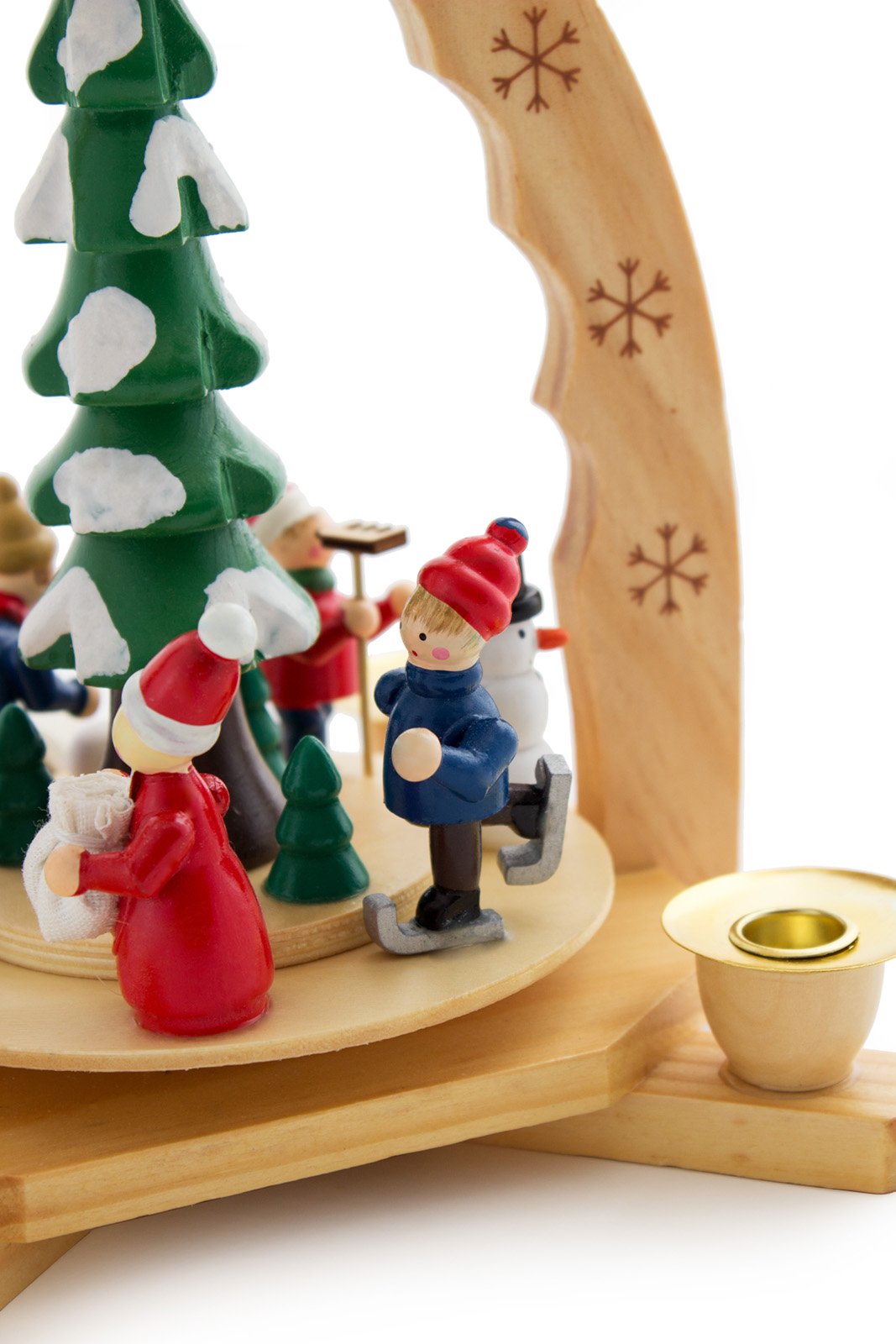 BRUBAKER Weihnachtspyramide inkl. 50er Pack Pyramidenkerzen Rot - 30 cm Holzpyramide Weihnachtsbaum mit Winter Szene - 1-stöckige Pyramide Weihnachten - Tischpyramide mit Holz Figuren Handbemalt