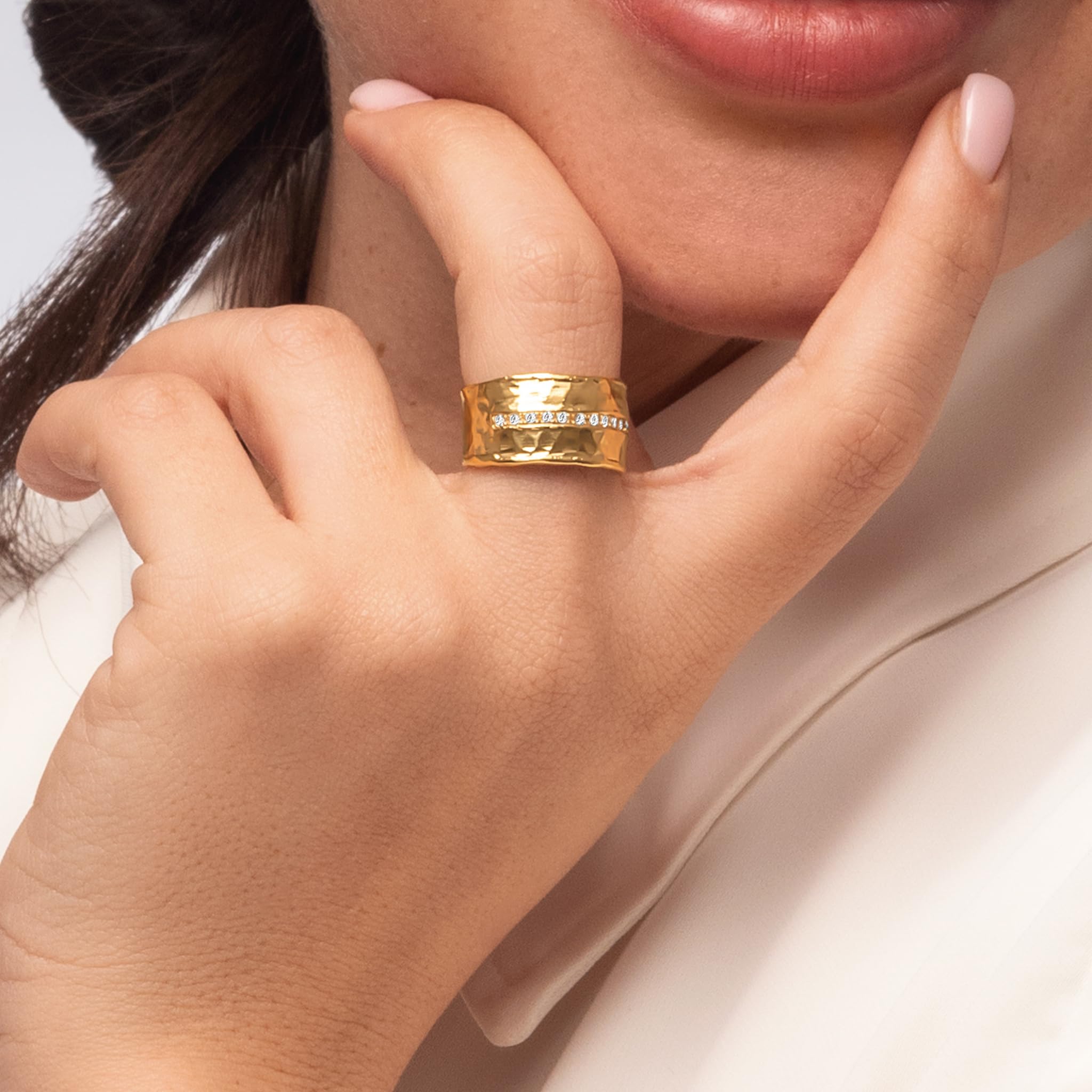 14K vergoldeter Sterling Silber Statement Ring mit 0,13 ct Halb-Ewigkeit Zirkonia, gehämmerte breite Schiene, Goldring, Schmuck Geschenk für Damen, ästhetischer Goldschmuck