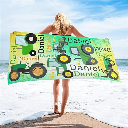 CUXWEOT Toalla de playa personalizada con patrón de camión tractor verde con nombre toallas sin arena, 2 lados impresos para viajes, natación,