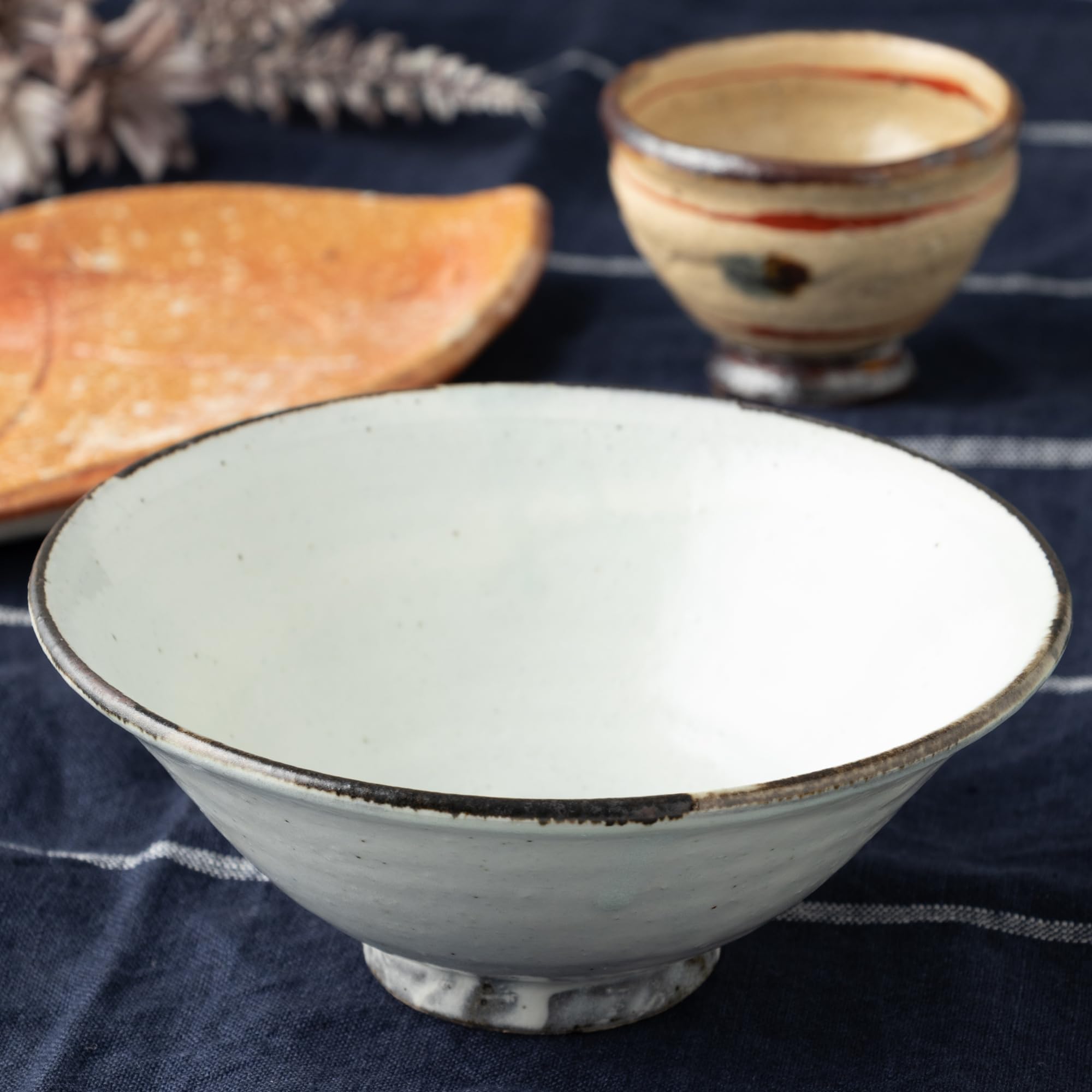 白色 陶器製 茶碗 丸型 Amazon｜丸伊製陶 信楽焼 へちもん 抹茶茶碗 直径約15cm 粉引鉄散