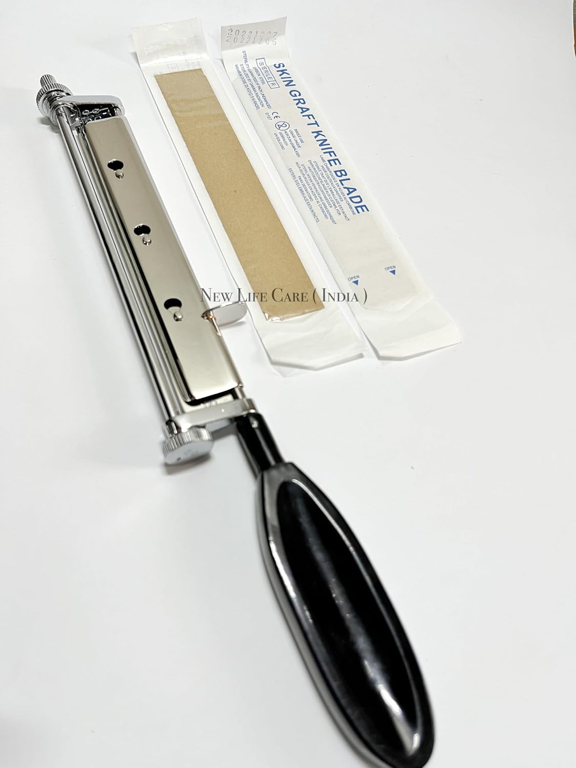 Skin Grafting black Handle-Standard Size With 2 Blades