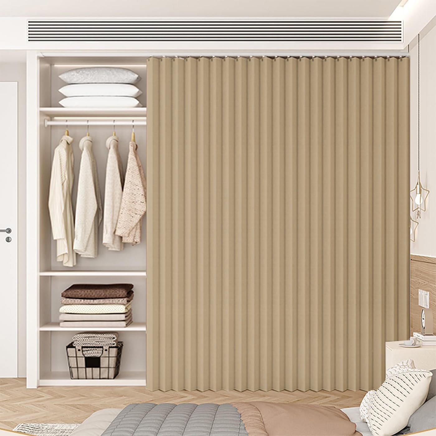 Cortinas con rieles multifuncionales para solucionar la falta de espacio en armarios