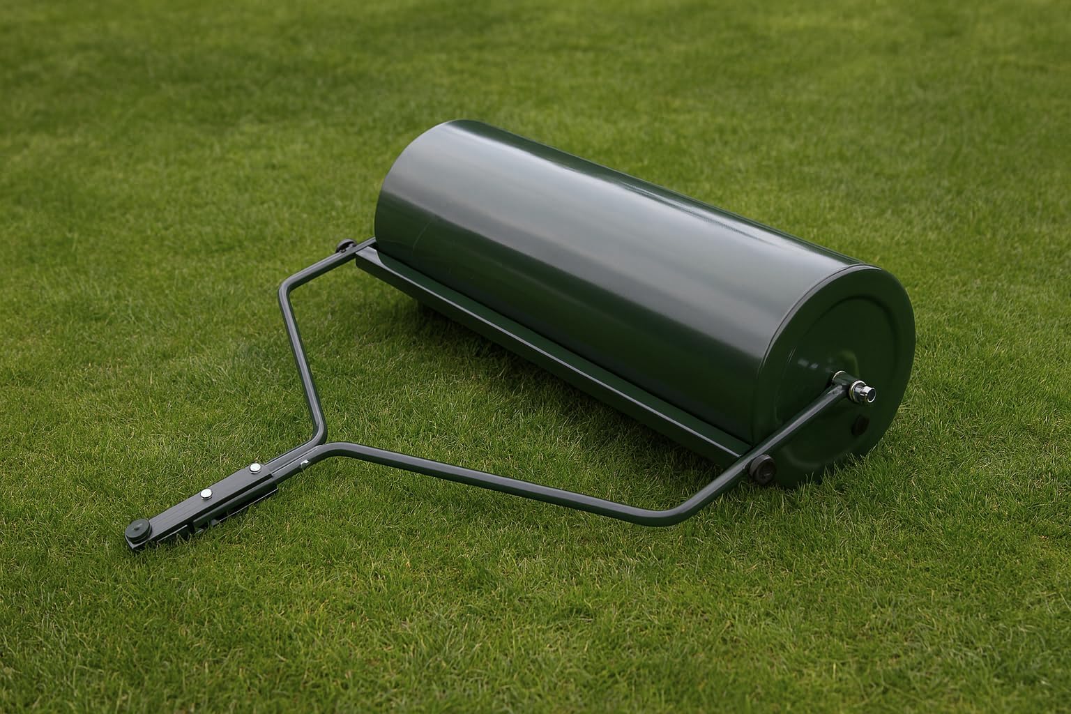 Gartenwalze 102 cm für Rasentraktor – Robuste Anhängewalze aus Stahl, befüllbar mit Wasser & Sand (bis 210 kg) – Rasenwalze mit Schmutzabstreifer, Grün, Ø 30 cm (BirnePower)