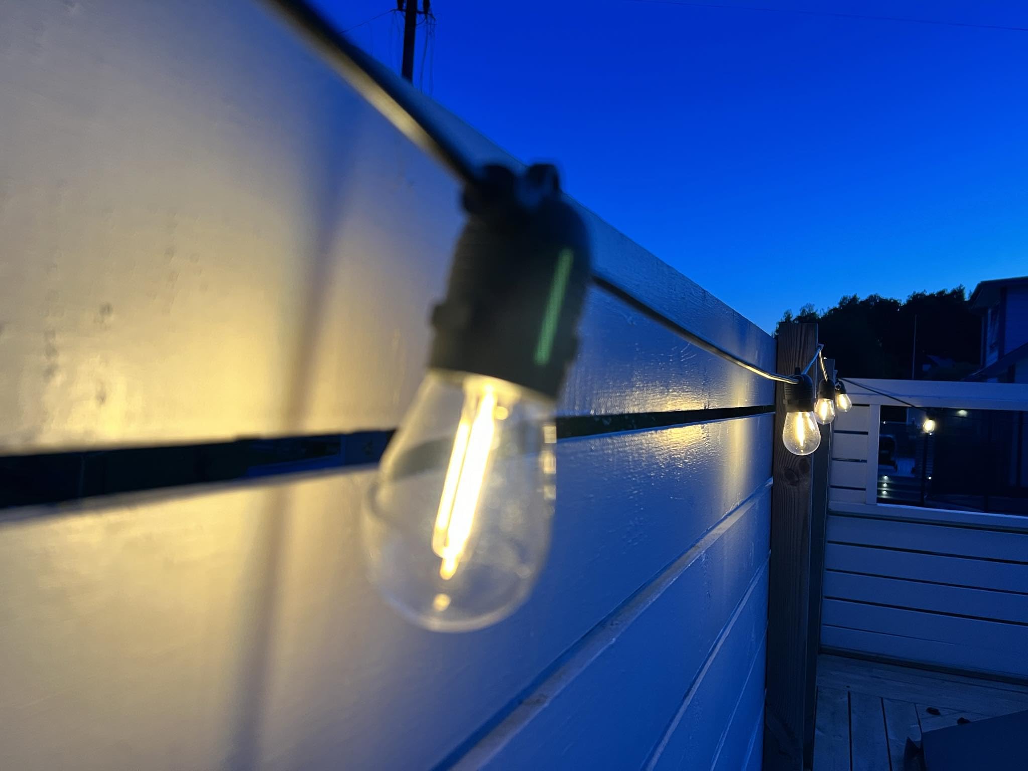 Solar-Lichterkette, 10-20m, Außenbereich, LED E27, Lichterkette, Schwarz, Wasserdicht IP65, LED-Lampen, Solarenergie, Warmweiß 2200K, Austauschbare Glühbirnen (10 Meter mit 20 Lampen)