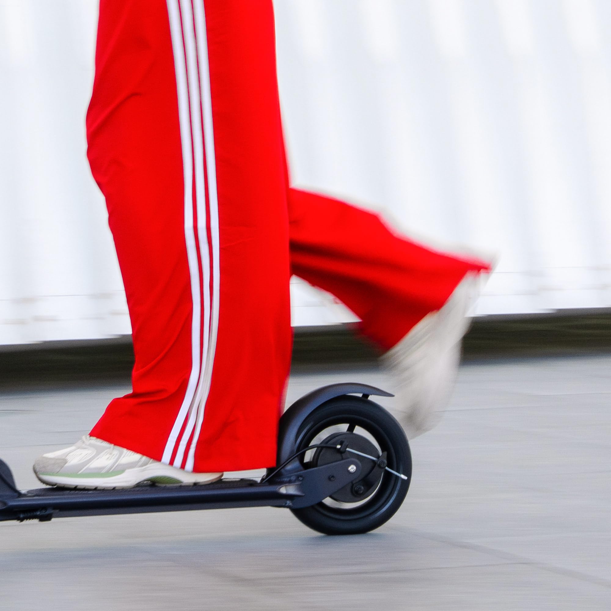 Movino Scooter Urbano Pieghevole per Giovani e Adulti - Ampia Pedana Antiscivolo - Ruote Grandi - Manubrio Regolabile - Air