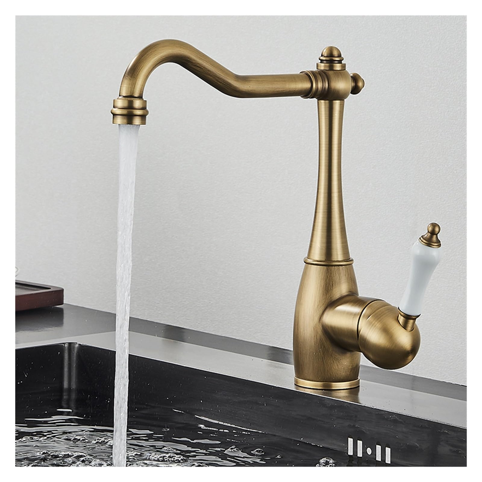 Robinet de lavabo en laiton antique crème pour une salle de bains rétro élégante