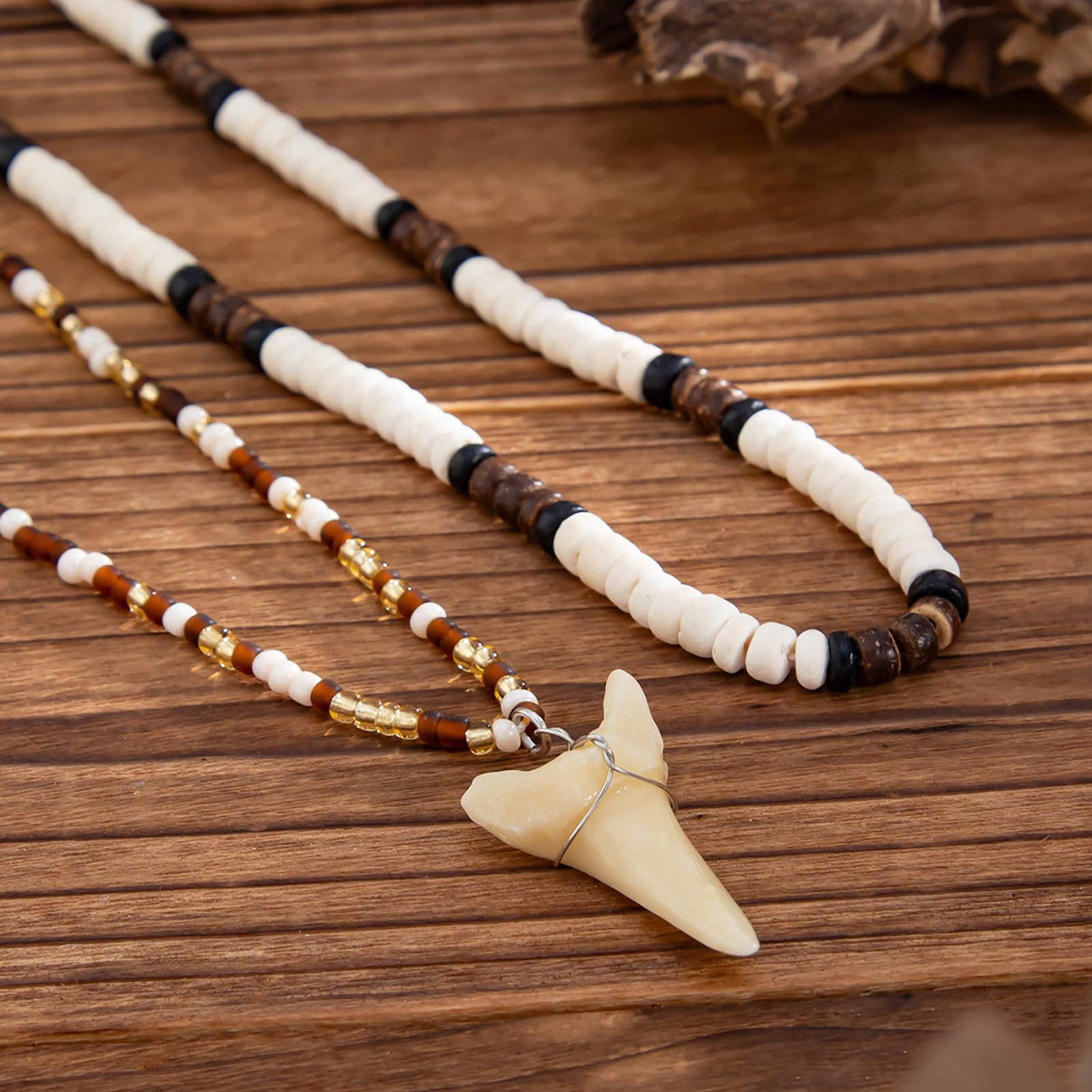 Collana con Conchiglia Puka per Uomo Collana con Dente di squalo stratificato Ciprea Collane con Perline in Legno Marrone Nero Collane con Conchiglie di Cocco Regalo di Gioielli da Spiaggia Estiva