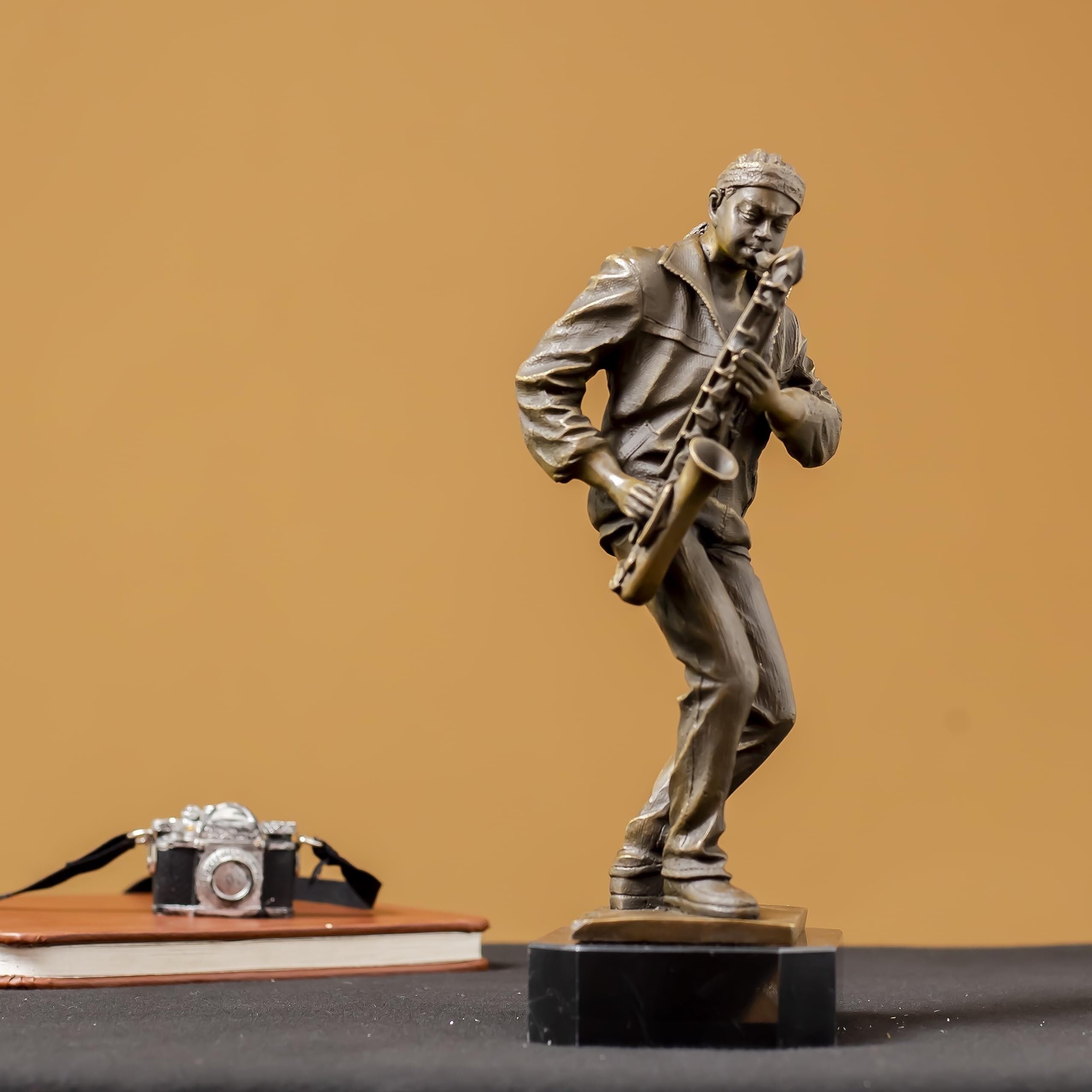 Scultura sassofonista della band jazz, statua di sassofonista da 29 cm su base in marmo nero, decorazione casual per la casa per amanti della musica e collezionisti