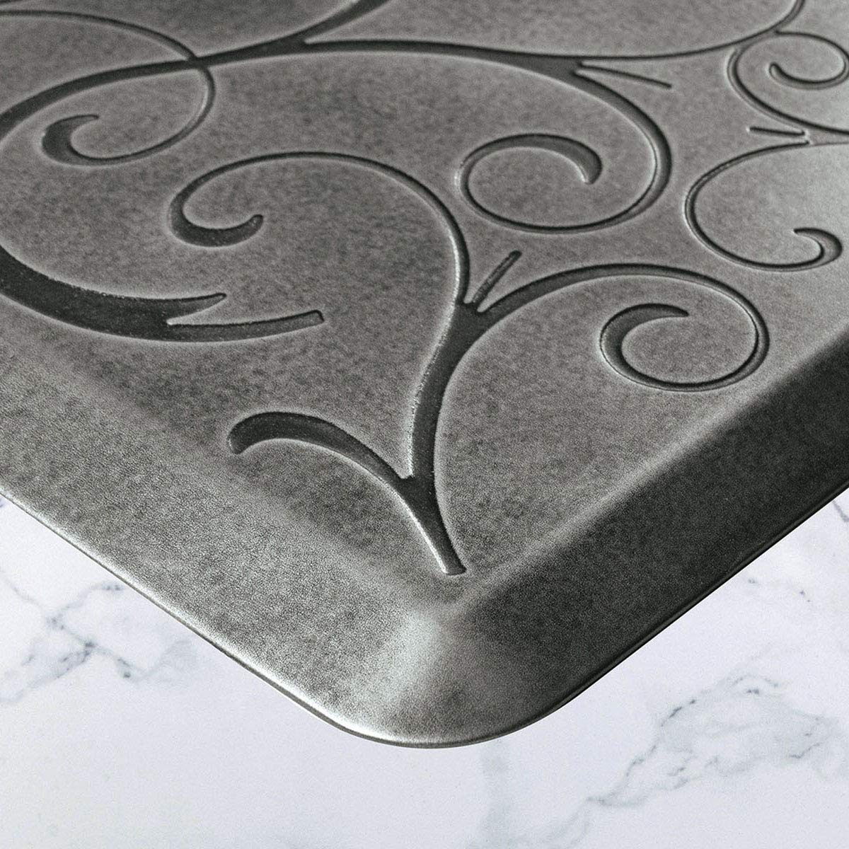 WellnessMats Bella Anti-Ermüdungsmatte – Weiches Blumenmuster, Für Küche & Stehpult | USA-made, Wasserabweisend