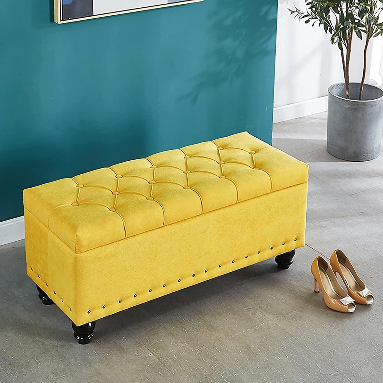 Banc de bout de lit avec rangement en lin pour une chambre épurée