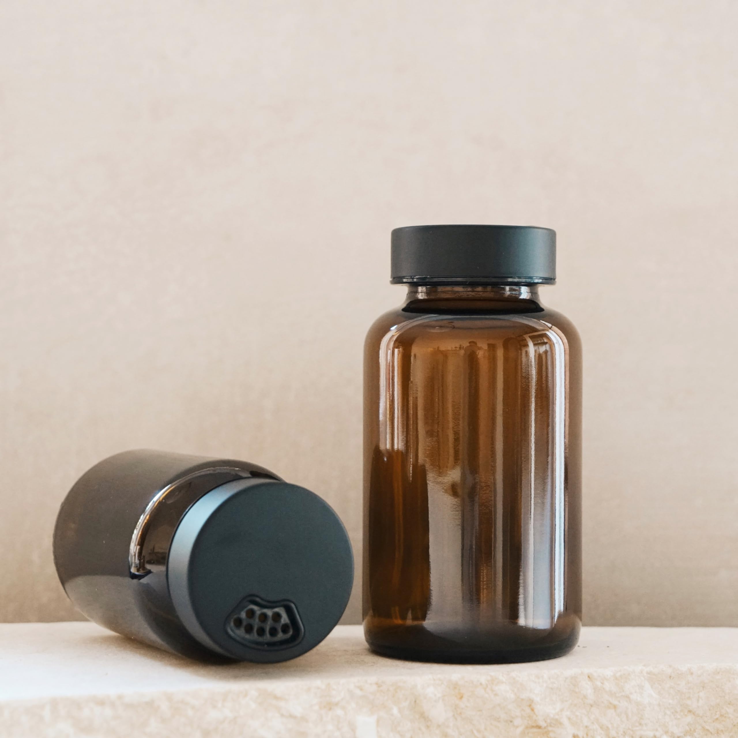 12 Stück Gewürzgläser – Premium Gewürzglas aus Braunglas | Gewürzstreuer Set | Gewürzdosen mit Deckel und UV-Schutz | Gewürzbehälter mit Edelstahl-Streudeckel, 200ml mit Gewürzetiketten