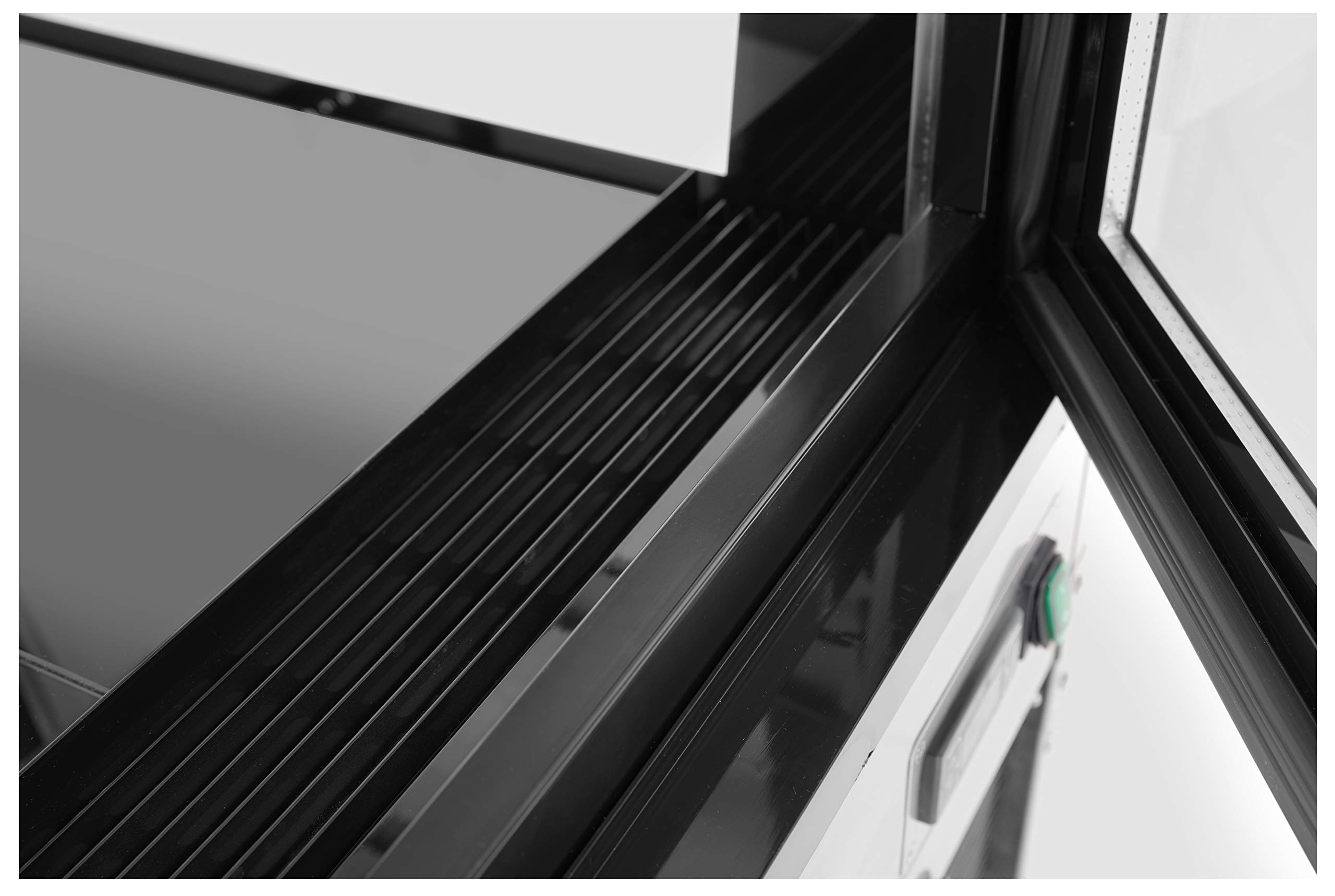 HENDI Vitrinas expositoras refrigeradas con 3 baldas inclinadas - 300 L - 230V / 480W - 650x805x(H)1445 mm