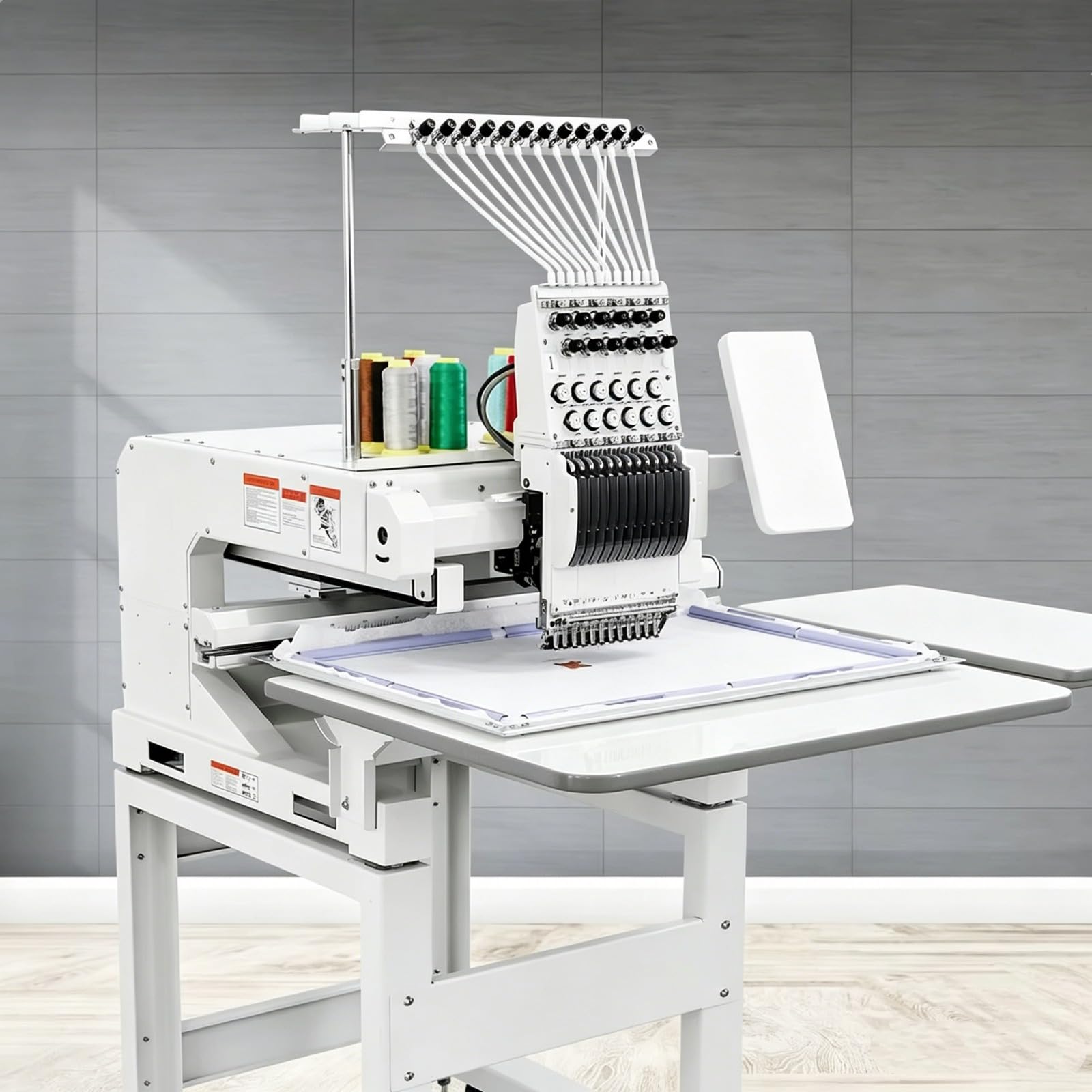 Máquina de bordado computarizada comercial de 1200 SPM, velocidad máxima, pantalla táctil de 10 pulgadas, máquina de bordado de una sola cabeza con transferencia de diseño USB para pedidos a granel y