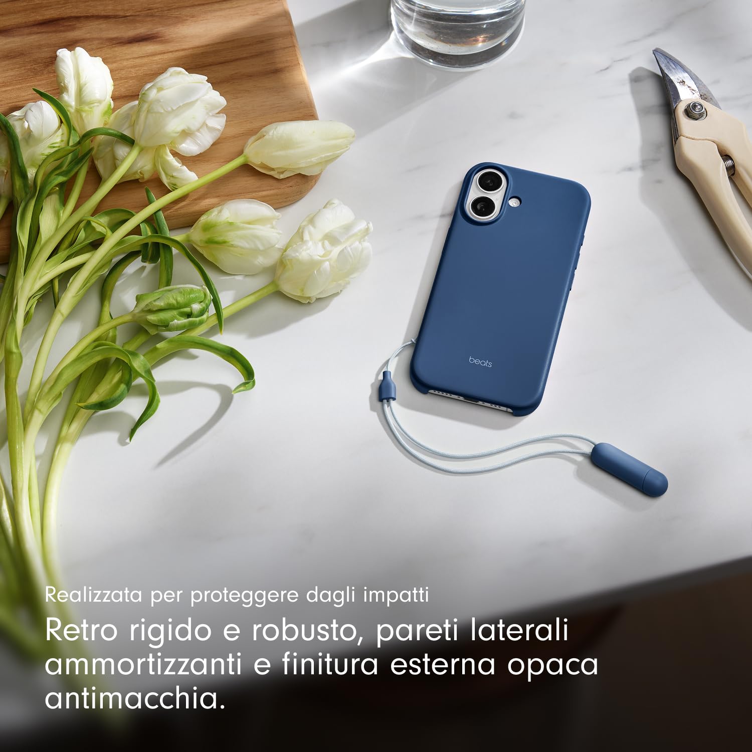 Beats Custodia Cavalletto per iPhone 17 con MagSafe e Controllo fotocamera, cordino che funge da supporto integrato, finitura opaca, fodera in microfibra – Blu roccia madre
