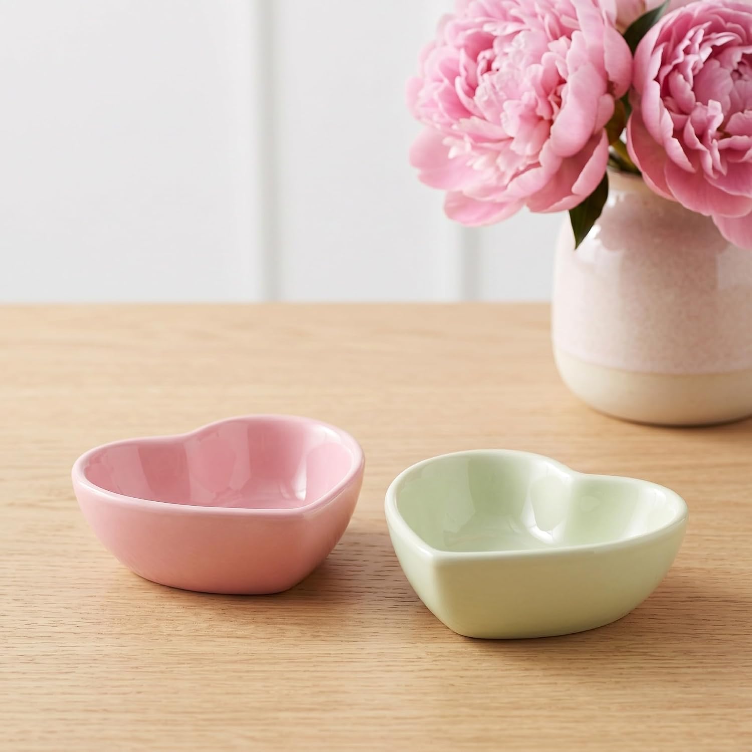 2pcs Small Animal Ceramic Bowls Heart Shaped Food and Water Dish for Rabbits, Hamsters, and Guinea Pigs with Stable Placement and Fits Cage Corners