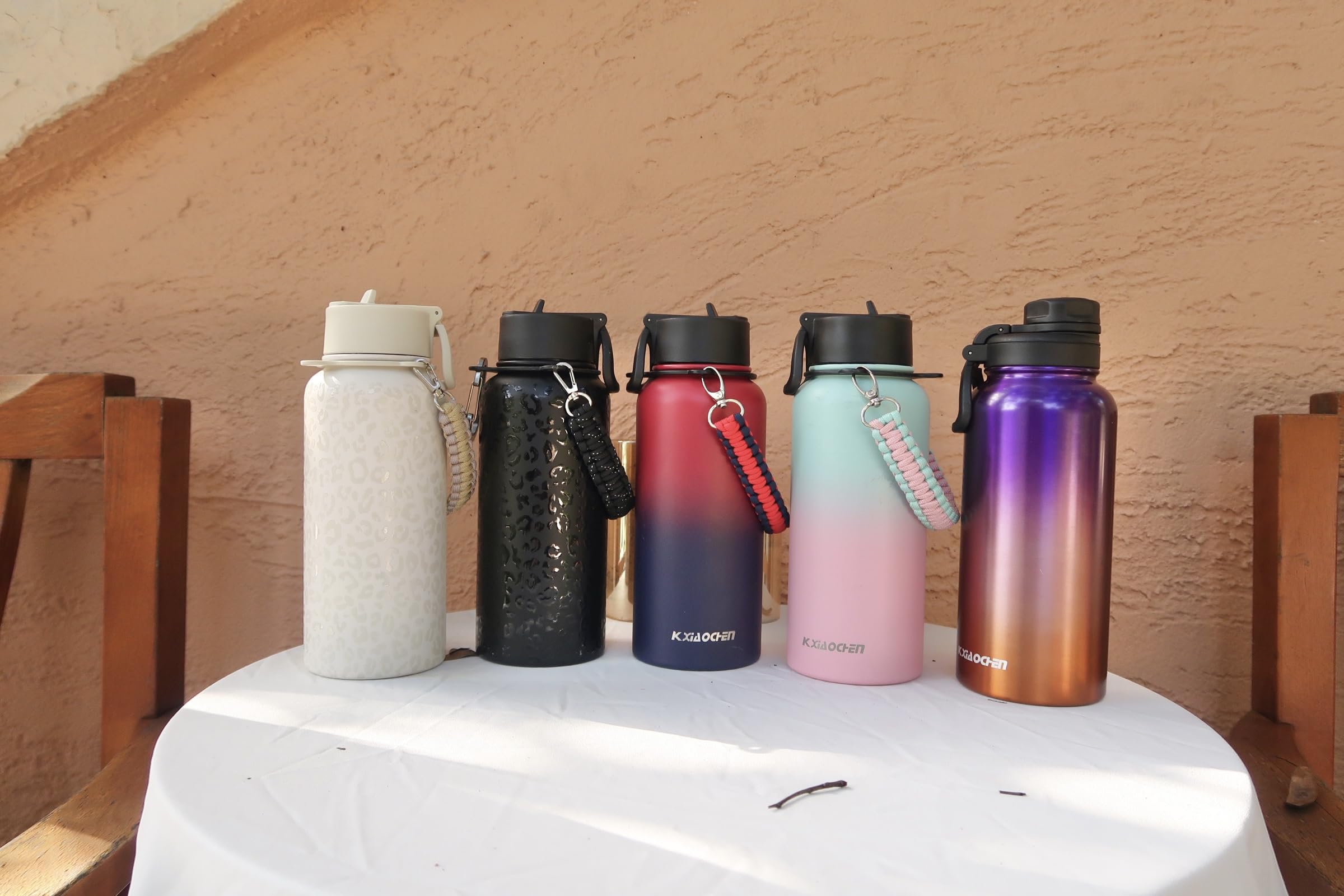 KXIAOCHEN Isolierte Wasserflasche mit Riemen, kalt für 48 Stunden, auslaufsicher, dreiwandige Edelstahl-Sport-Trinkflasche mit Strohhalm und Ausgießer, für Fitnessstudio, Wandern, Reisen, 900 ml