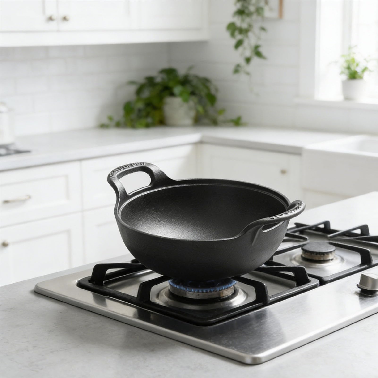 Wok in Ghisa con Doppi Manici, Coperchio in Legno, Pentola per Stufato Cinese Pre-stagionata, Pentole Calde in Ghisa per Piano Cottura a Induzione, 10,6x10,6x3,3 Pollici (BLACK)