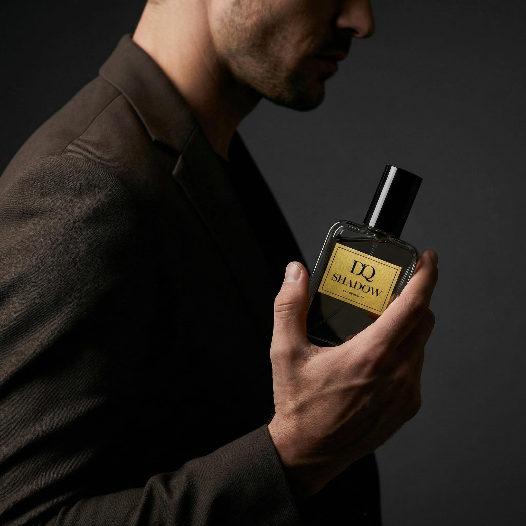 D’QAR SHADOW | Eau de Parfum Herren – Dunkler Herrenduft mit Oud, Weihrauch, Safran & Himbeere – Rauchig, warm & holzig – 50 ml