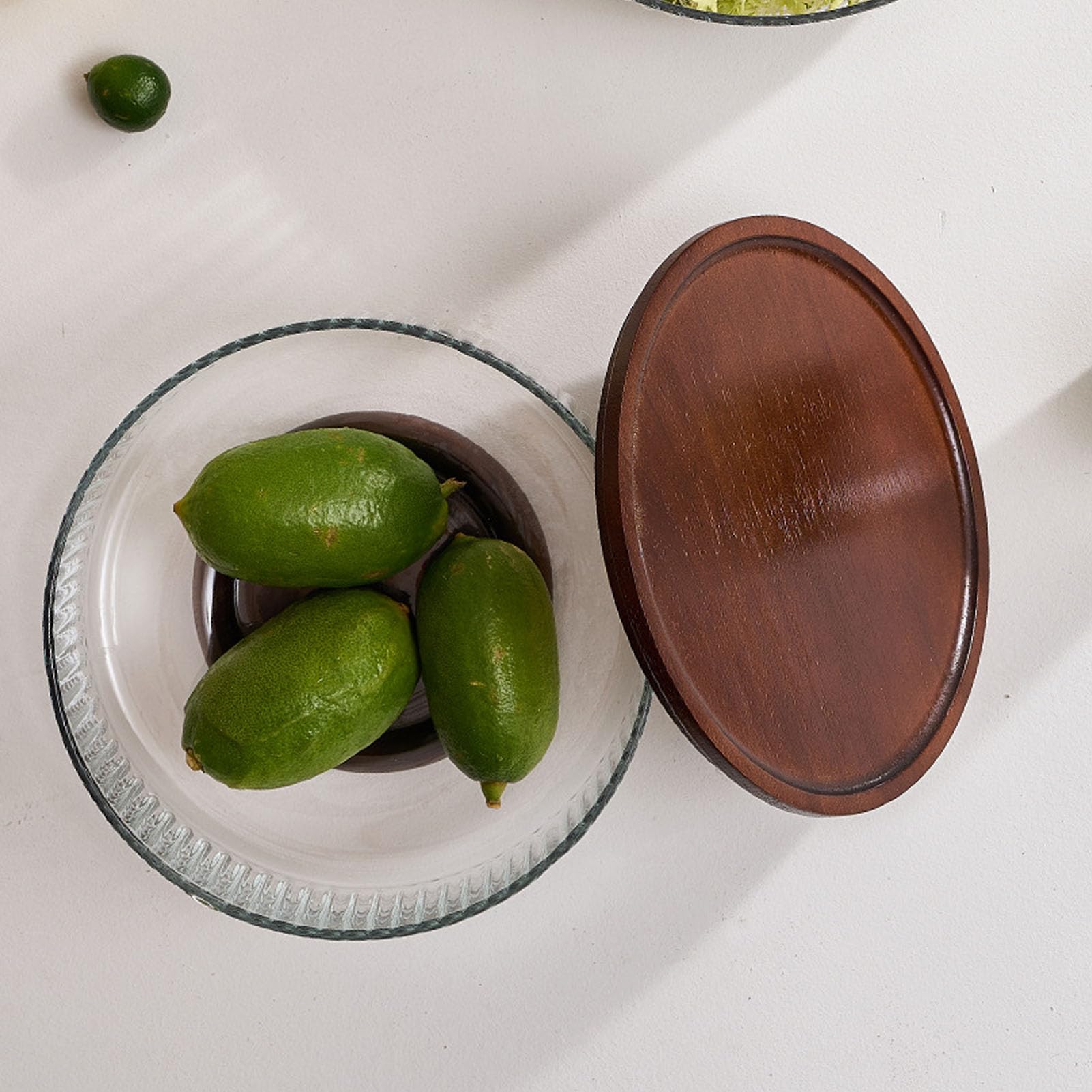 banapoy Ensaladera de Vidrio, Diseño Acanalado de Vidrio Transparente de 7.9 X 5.5 X 4.9 Pulgadas, Cuencos para Servir Ensaladas, Plato para Mezclar con Base de Madera y Tapa para Cocina, Postre,