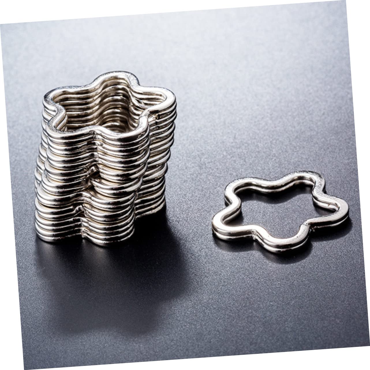 TEHAUX Kit 80 Pezzi Anelli Divisi Portachiavi Piatti Forma Fiore per Creazione Gioielli Fai da Te Artigianato Accessori per Portachiavi Personalizzati