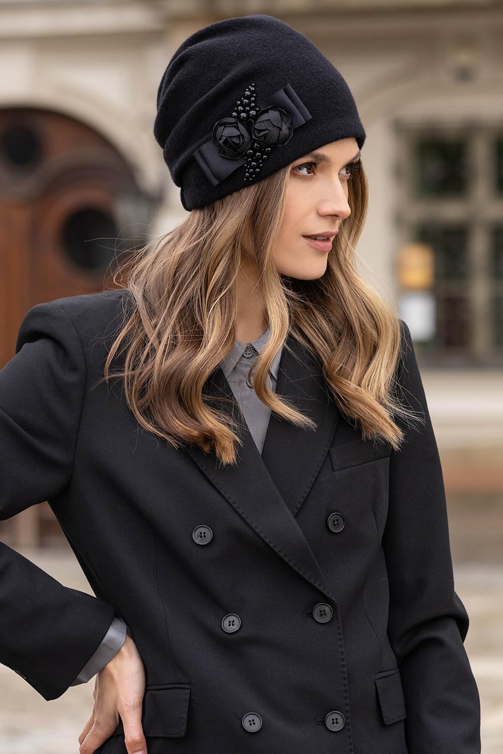 Vivisence Cappello Donna Elegante Fatto A Mano in Alpaca di con Piega Decorativa E Fodera in Pile Applicazione di Rose in Raso E Perle Antistatico Perfetto per l'inverno Idea Regalo