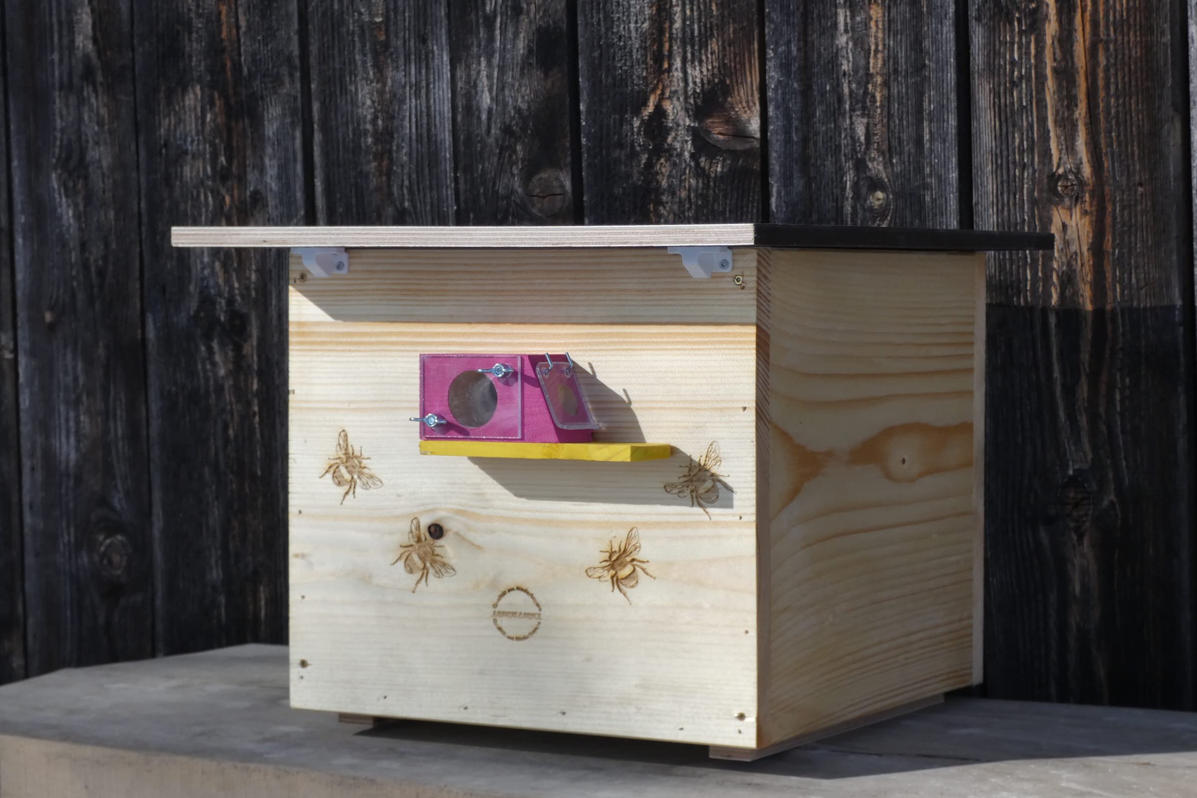 Premium Hummelkasten mit Wachsmottensperre, 2X Sichtfenster und Nistmaterial Wetterfest Bienenhaus Hummelhaus Nistkasten Hummelvilla Bienen Insektenhaus (Hummelhotel 3X von Hand imprägniert)