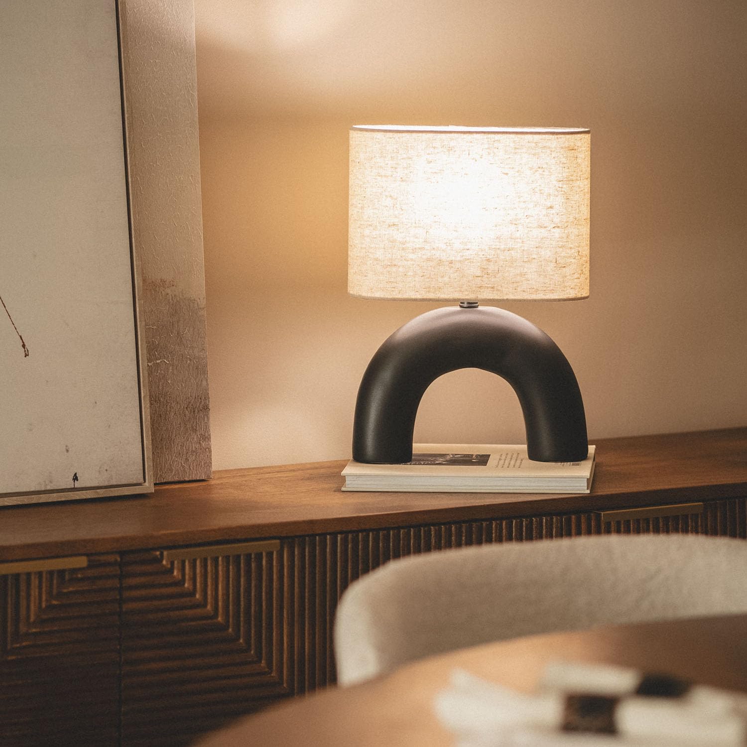 LEDKIA Lámpara de Mesa Cerámica y Tela Callie Negro | Base de Cerámica y Pantalla de Tela | Iluminación Máxima 40W | Uso Interior IP20 | Dimensiones Compactas