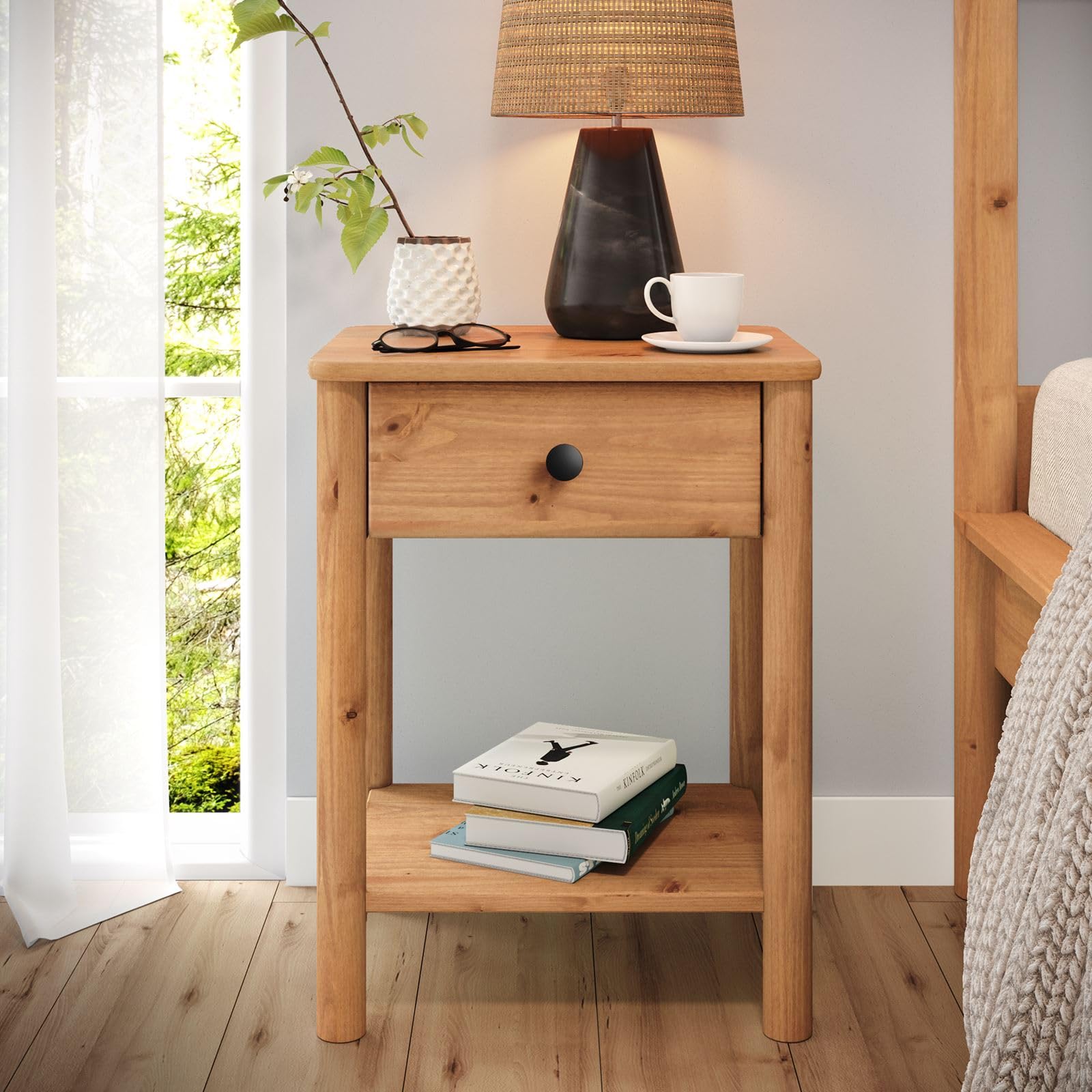 IDIMEX Table de Chevet APOANA avec 1 tiroir et 1 Tablette, Dimensions montées 45 x 55 x 35 cm, pin Massif Coloris chêne, idéal pour Chambre ou Salon, Style Naturel