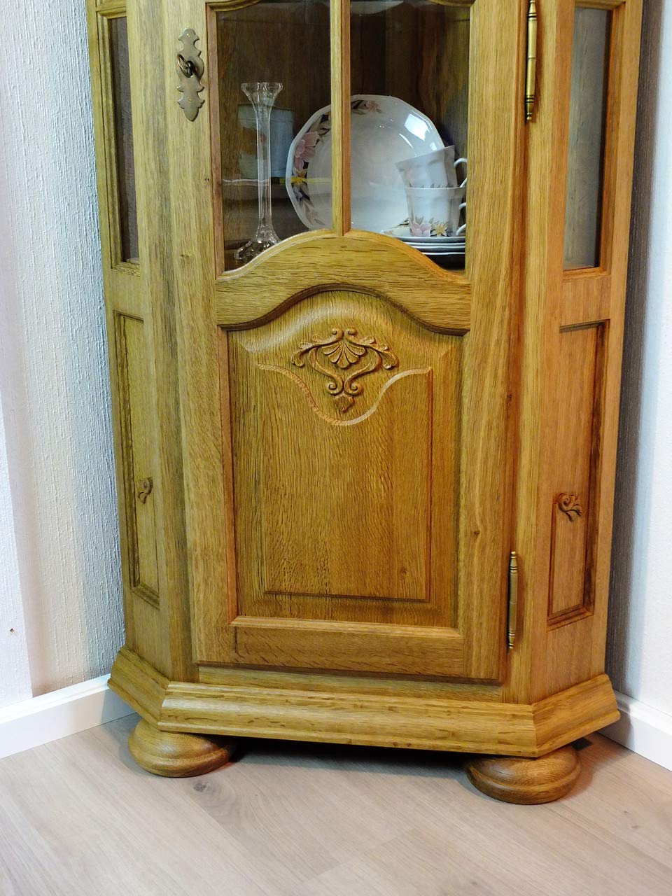 Vinkelau Massivholzmöbel Eckvitrine Vitrine für Ecke 'Schwerin' Eiche massiv gelaugt rustikal Höhe 193 cm mit Bogen Qualität 'Made in Germany' Küche, Haushalt & Wohnen