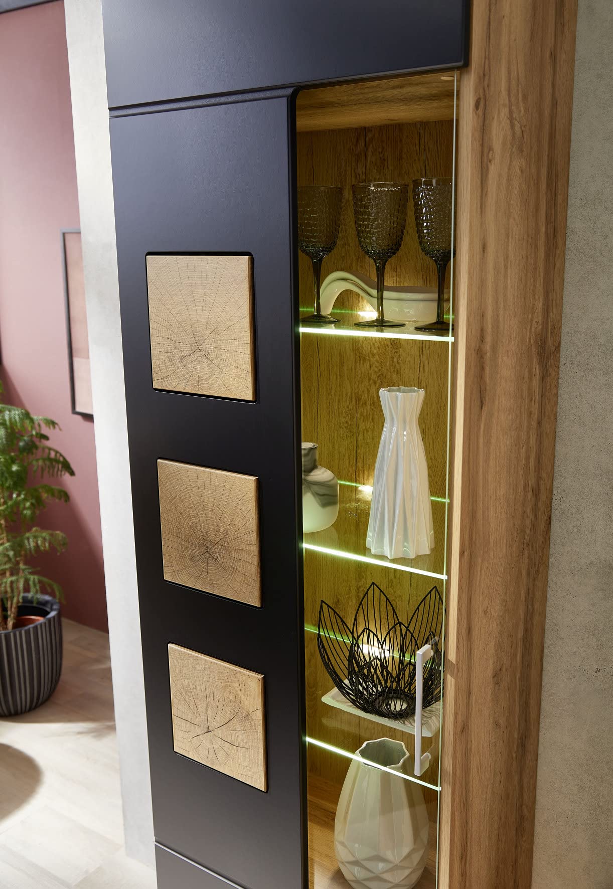 Stella Trading SONATE Vitrine in Eiche Altholz Optik, Schwarz - Moderne Vitrine mit Türen und LED-Beleuchtung - 80 x 208 x 37 cm (B/H/T)