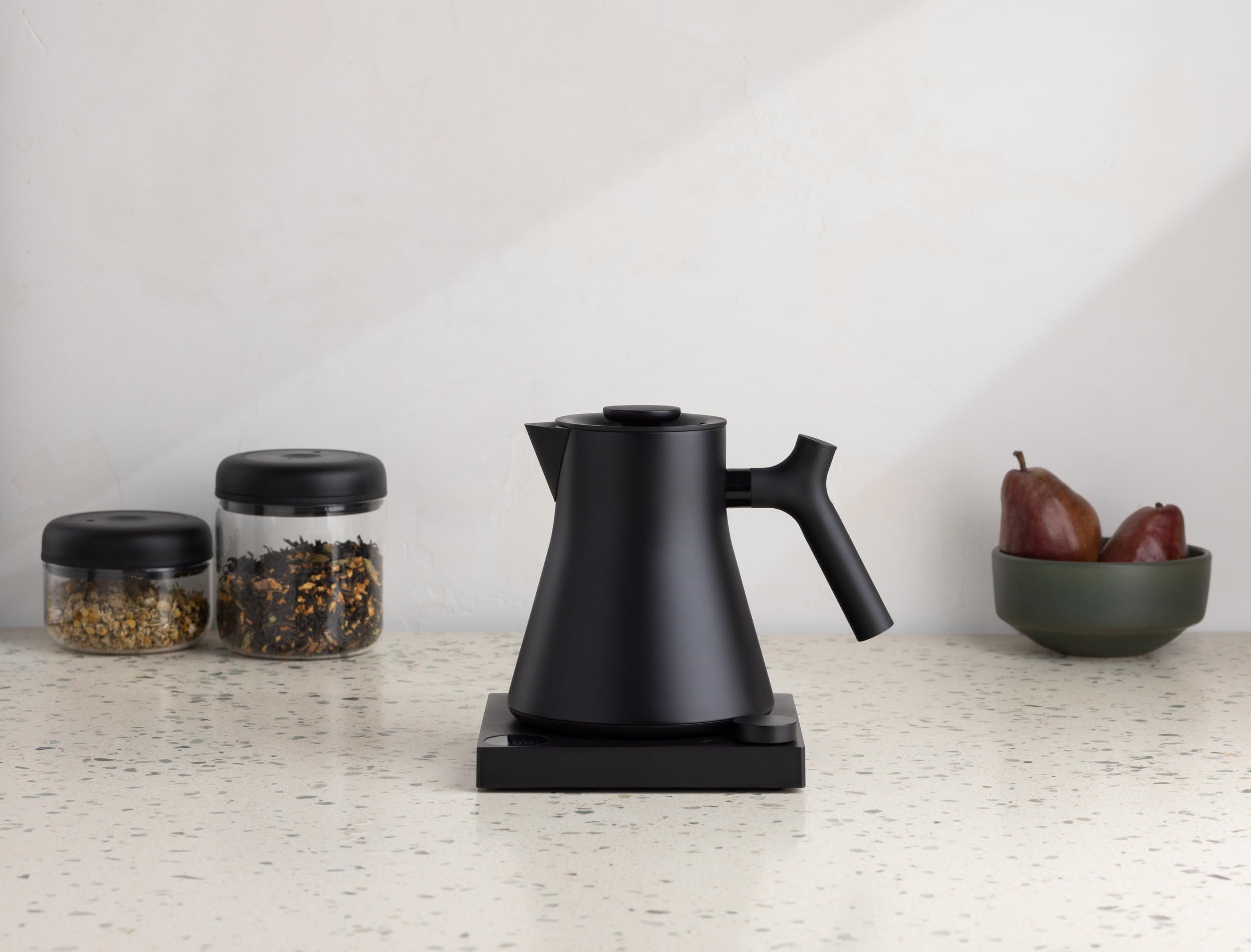Fellow Corvo EKG Elektrischer Wasserkessel – Elektrische Übergusskanne für Kaffee und Tee – schnellerhitzender elektrischer Wasserkocher – Mattschwarz – 0,9 Liter