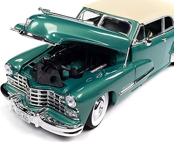 ミニカー Cadillac Series 62 1/18 1961 Cadillac Series 62 Coupe DeVille - Pink 1:18 Scale