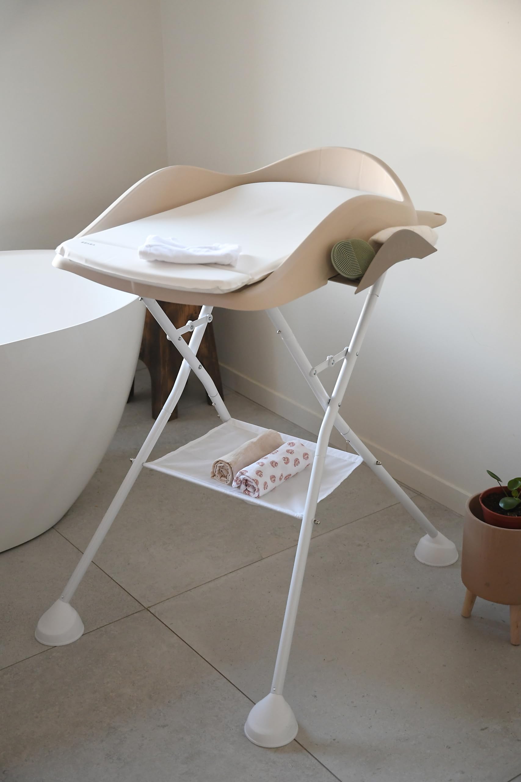 BÉABA, Plan à langer Bébé, Léger, Compact, Fixation Réglable Multi Usage, Tablettes, Bord haut, Ventouse, Matelas Lavable, Camélé’O, Made in France, Argile