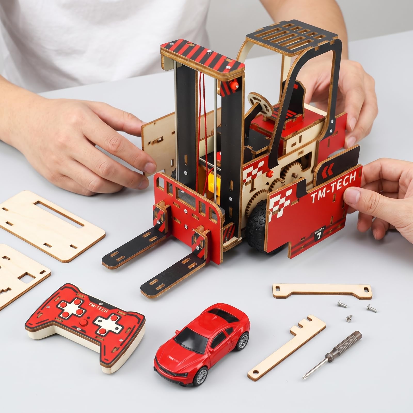 Carrello Telecomandato Kit Modello Fai da Te Giocattolo Educativo Mezzo di Sollevamento Mini Gru Legno Plastica Montaggio Manuale Esperienza