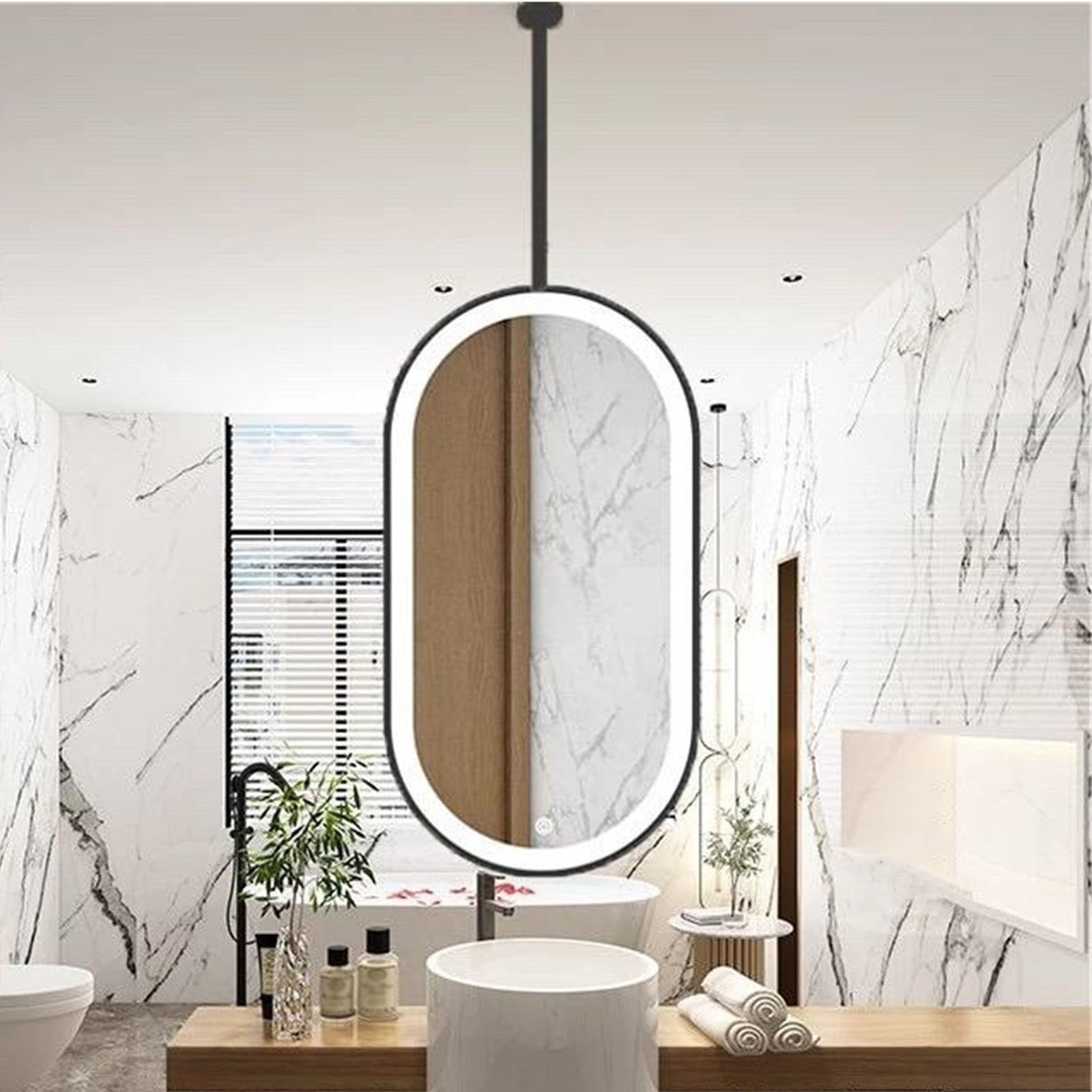Miroir ovale suspendu au plafond idéal pour valoriser votre salle de bain