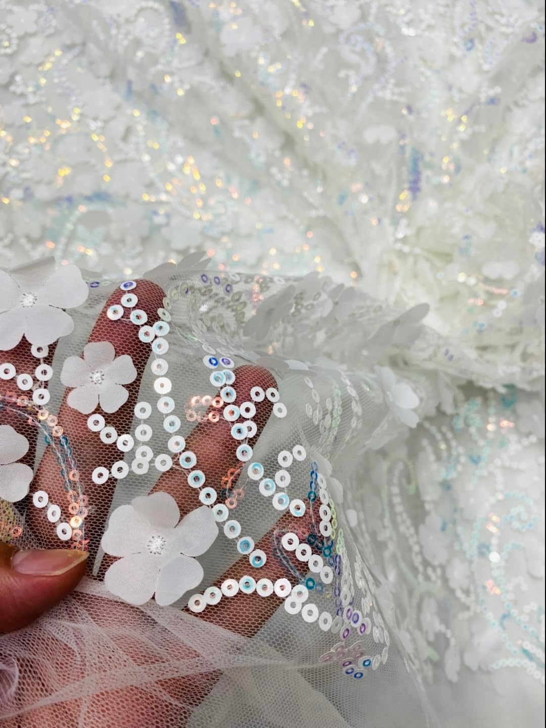 Floral Sequin Embroidered Mesh Lace Fabric with Sheer Base, Delicate Flower Pattern (白色)