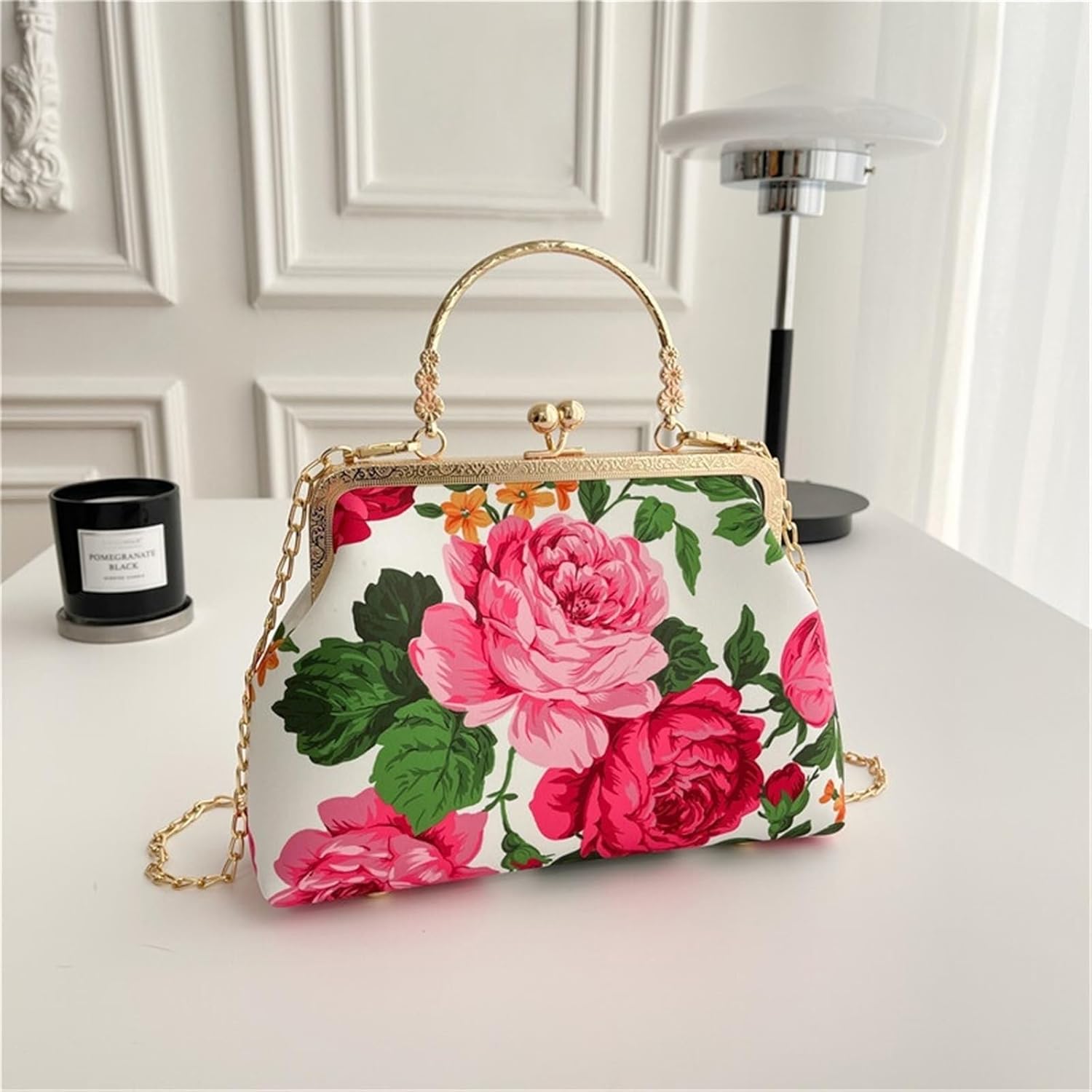 アンティーク フランス 赤糸刺繍 柊の実と葉のブーケ スカラップリネンクロス アンティーク フランス 赤糸刺繍 柊の実と葉のブーケ スカラップリネン