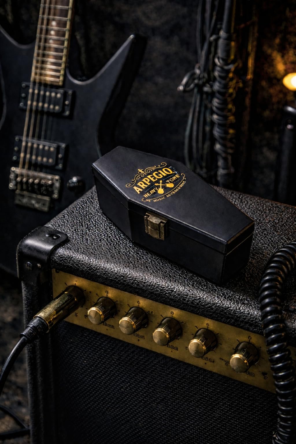 Juego de púas de guitarra con caja de madera natural. Incluye legendarias púas de bandas, púas de metal, colgante de coleccionista de metal y paños de microfibra. Accesorios perfectos para guitarra