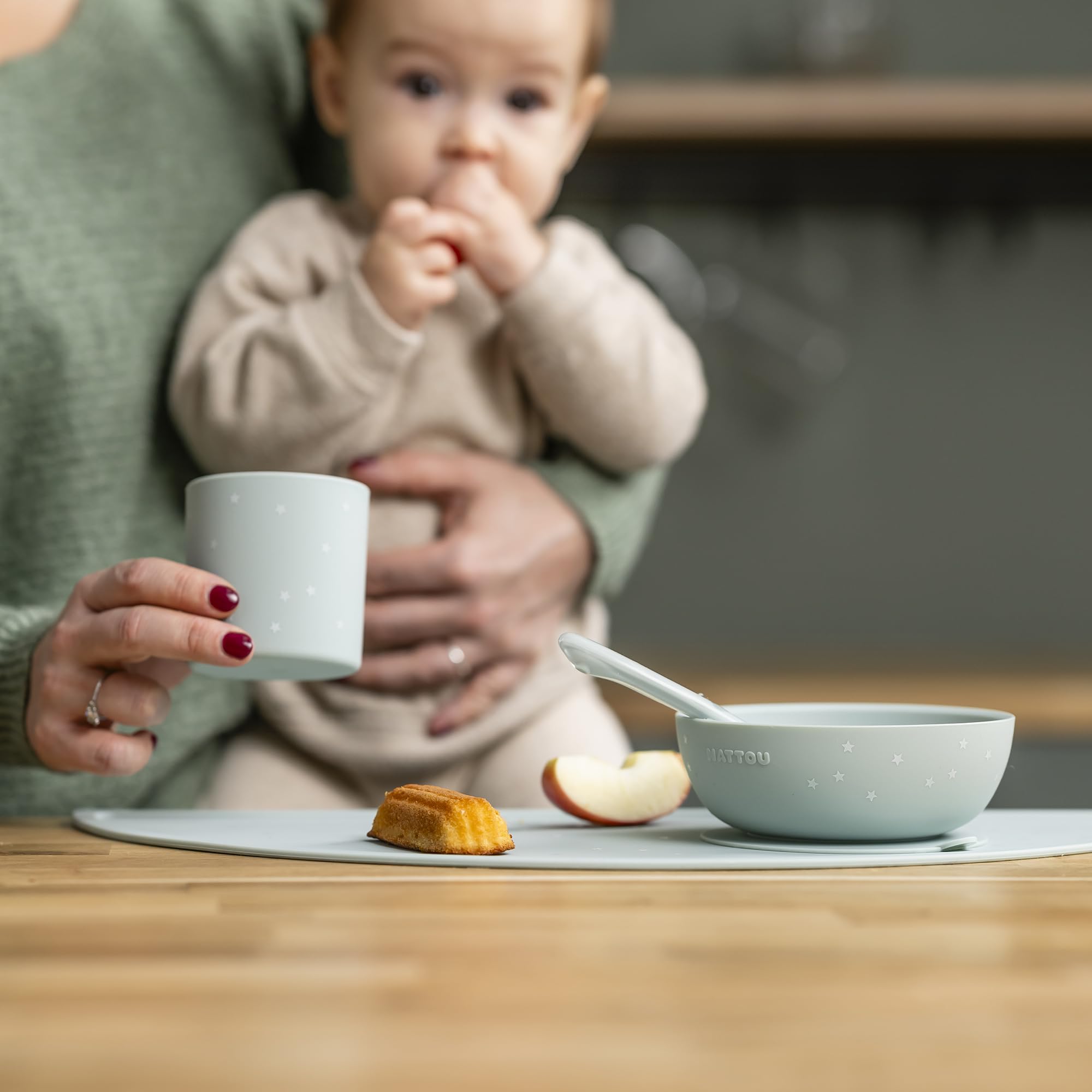 Nattou Vajilla Infantil de Silicona, 4 Piezas, 1 Cuchara, 1 Bol con Tapa, 1 Taza para Beber, 1 Mantel Individual, Sin BPA, Silicona, Verde