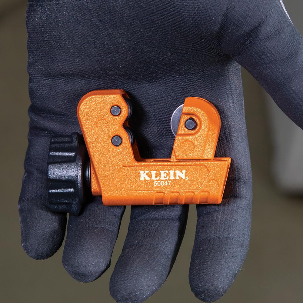 Klein Tools 50047 Mini cortador de tubos, diámetro exterior de 1-1/8 pulgadas, capacidad de corte para tubos de aluminio y cobre, hoja de repuesto incluida