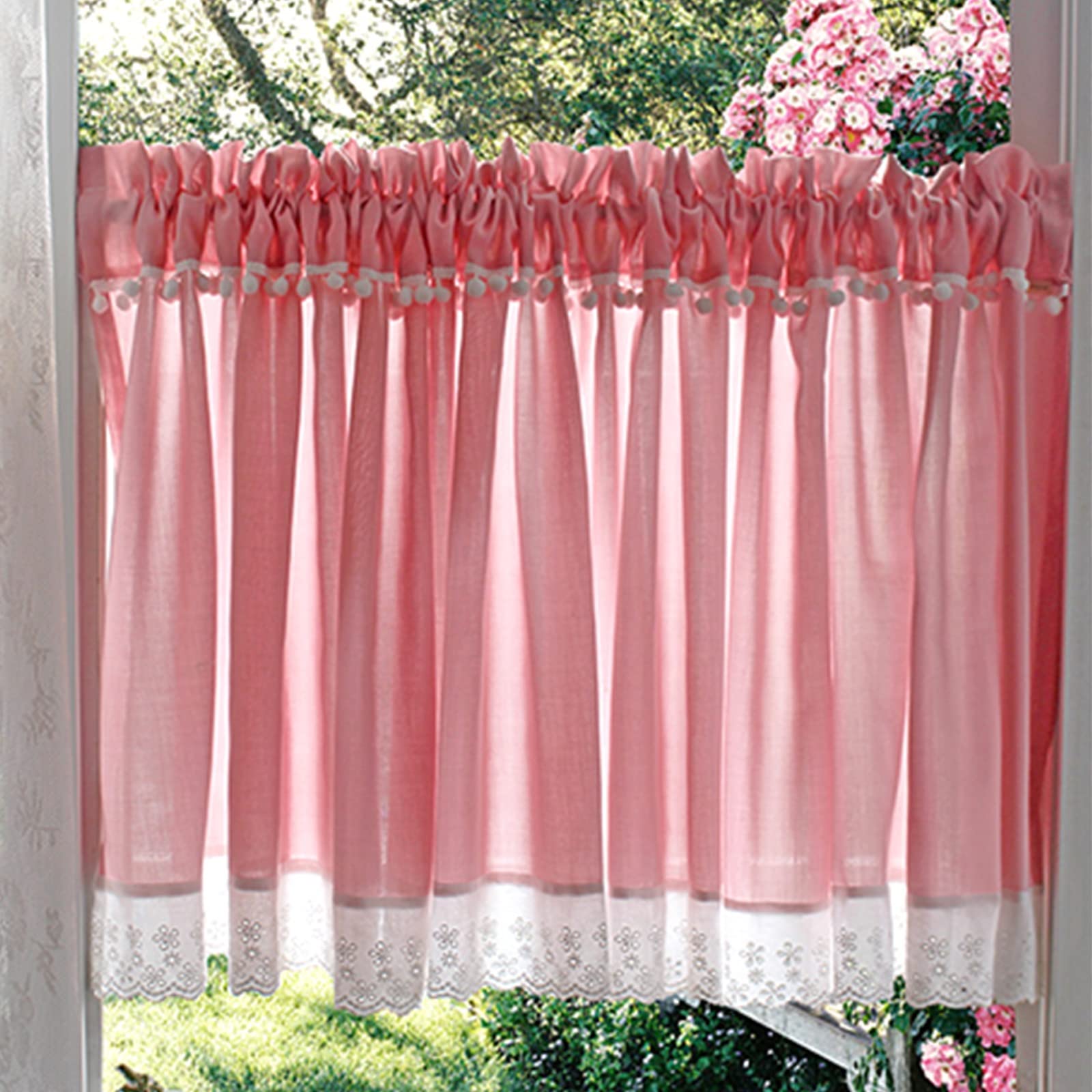 Rideaux bistrot en coton rose pour une cuisine lumineuse style maison de campagne