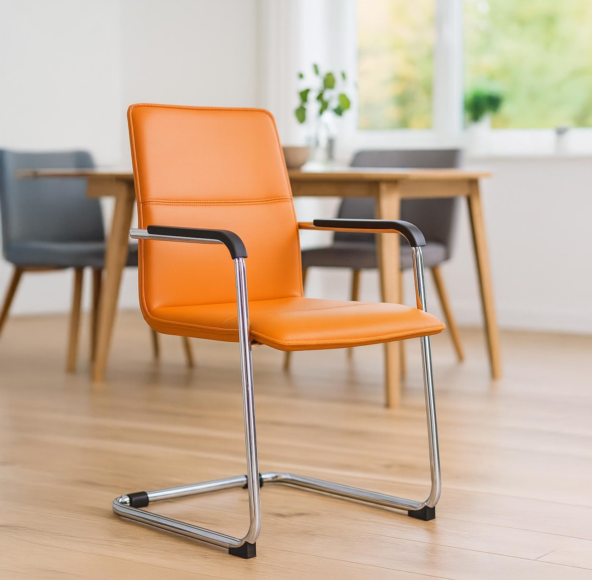 CLP Freischwinger Stühle 2er Set mit Armlehnen Seattle, Moderne Esszimmerstühle gepolstert mit Kunstlederbezügen, Gestelle in Chromoptik, Farbe:orange