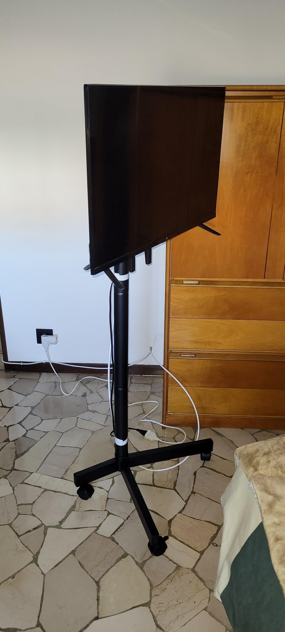Carrello TV regolabile manualmente in altezza per schermi da 60-100. Regolazione manuale dell'altezza senza sforzo | Ewent Eminent