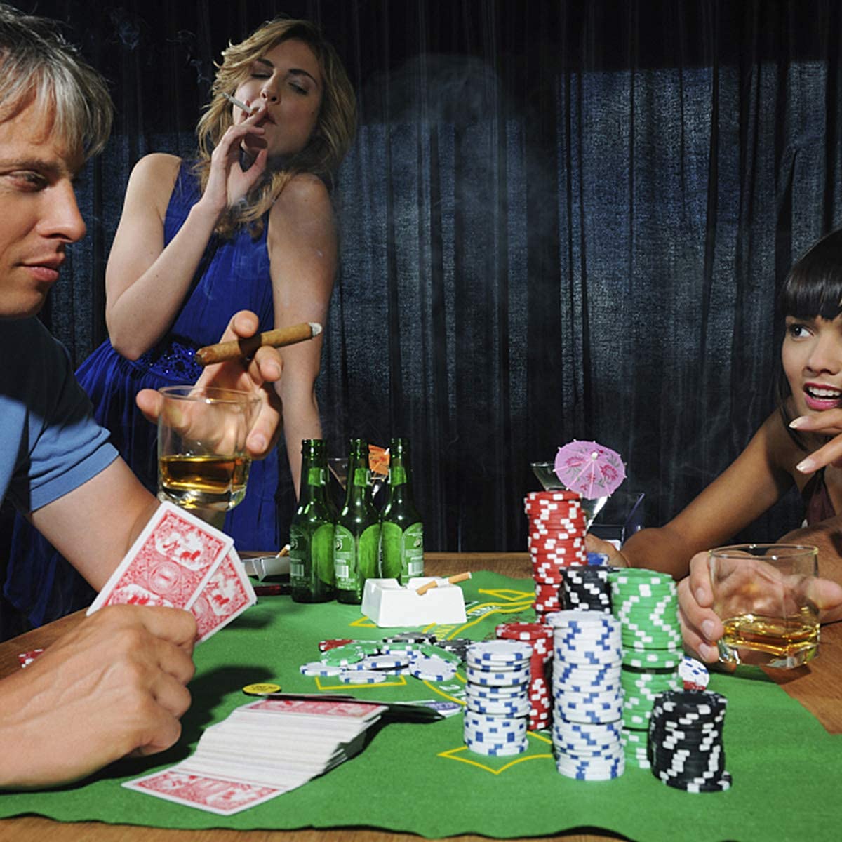 COSTWAY Mallette de Poker Coffret Professionnelle 500 Jetons 2 Jeux de Cartes, 5 Dés, 3 Boutons, 1 Tapis en Feutre Etui en Aluminium (Noir)