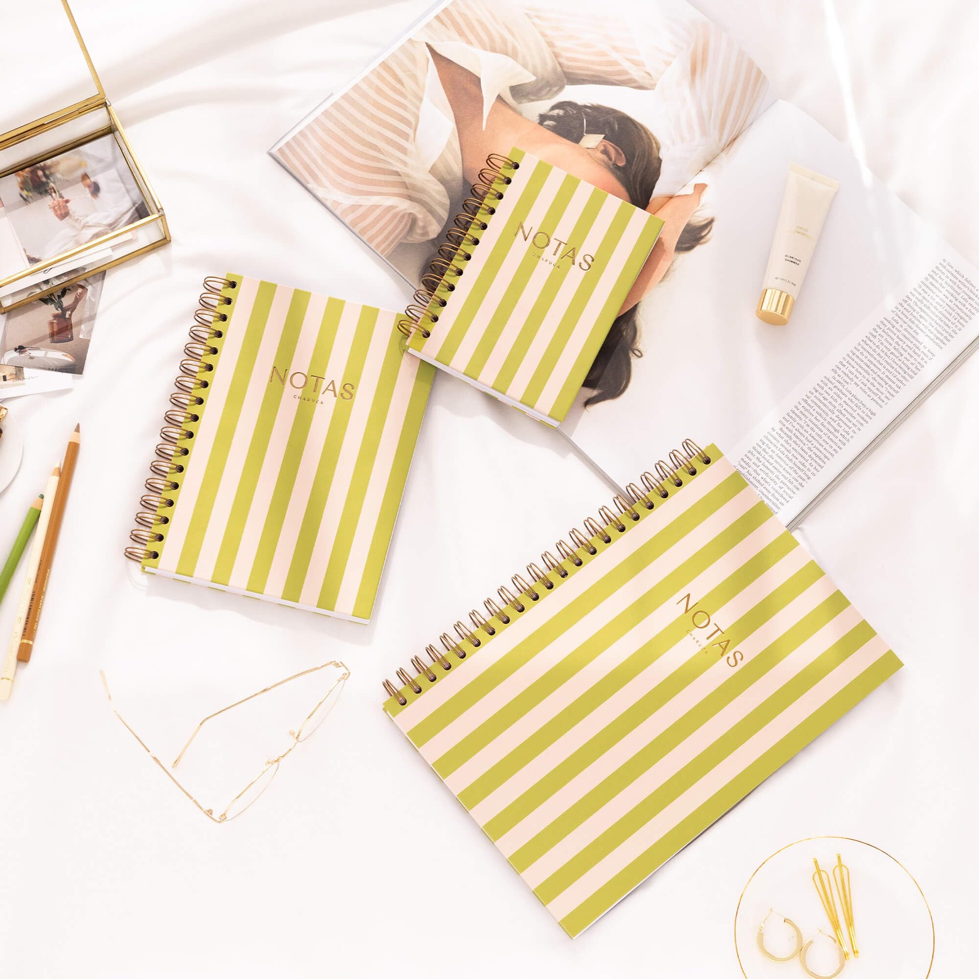 CHARUCA - Pack de 3 Cuadernos A4 con Portadas a Elegir - Interior de puntos • detalles en dorado • Incluye REGALO Bolígrafo de Diseño • Ideal para Proyectos y Organización Personal - Certificado FSC