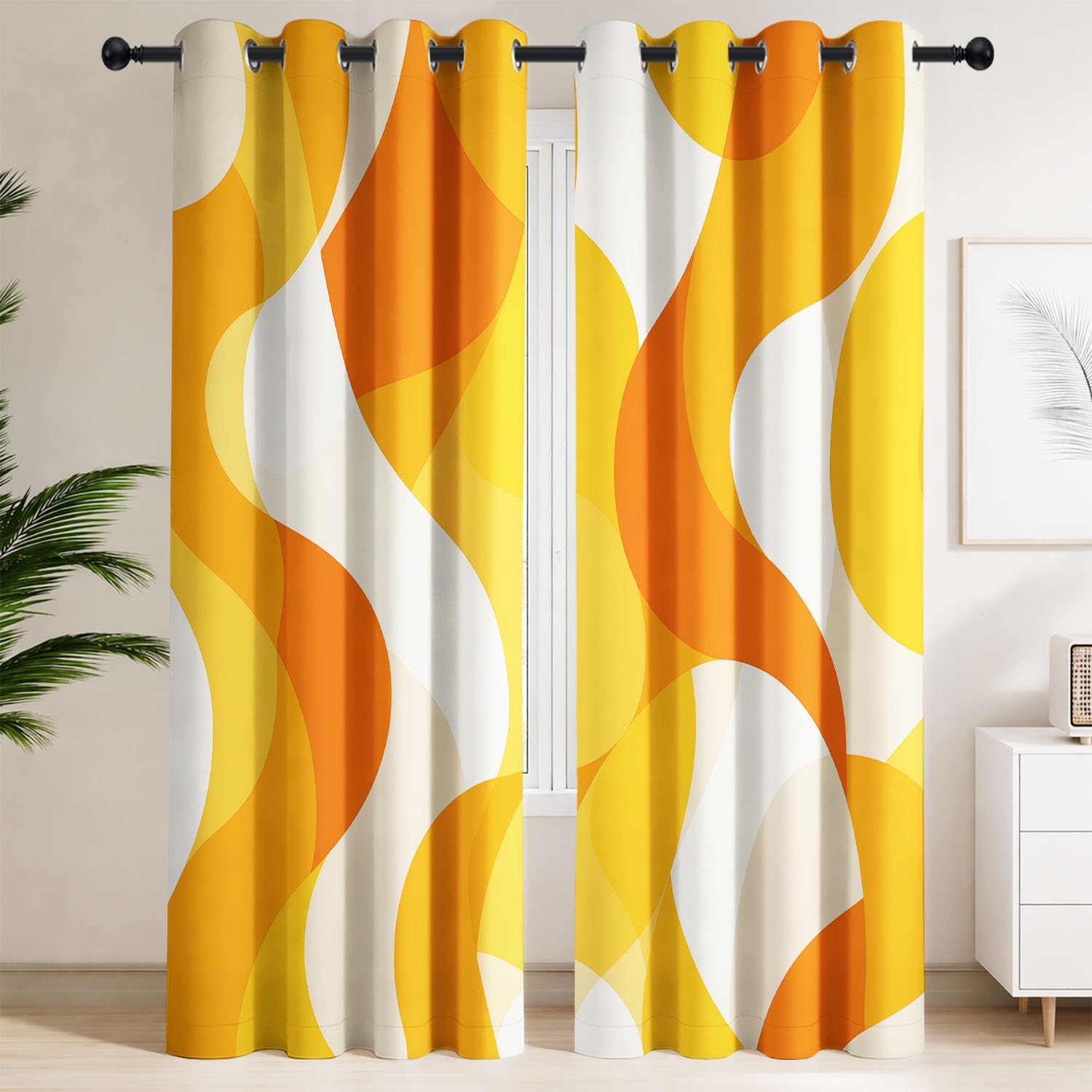 Draperies géométriques orange au tombé fluide et lourd